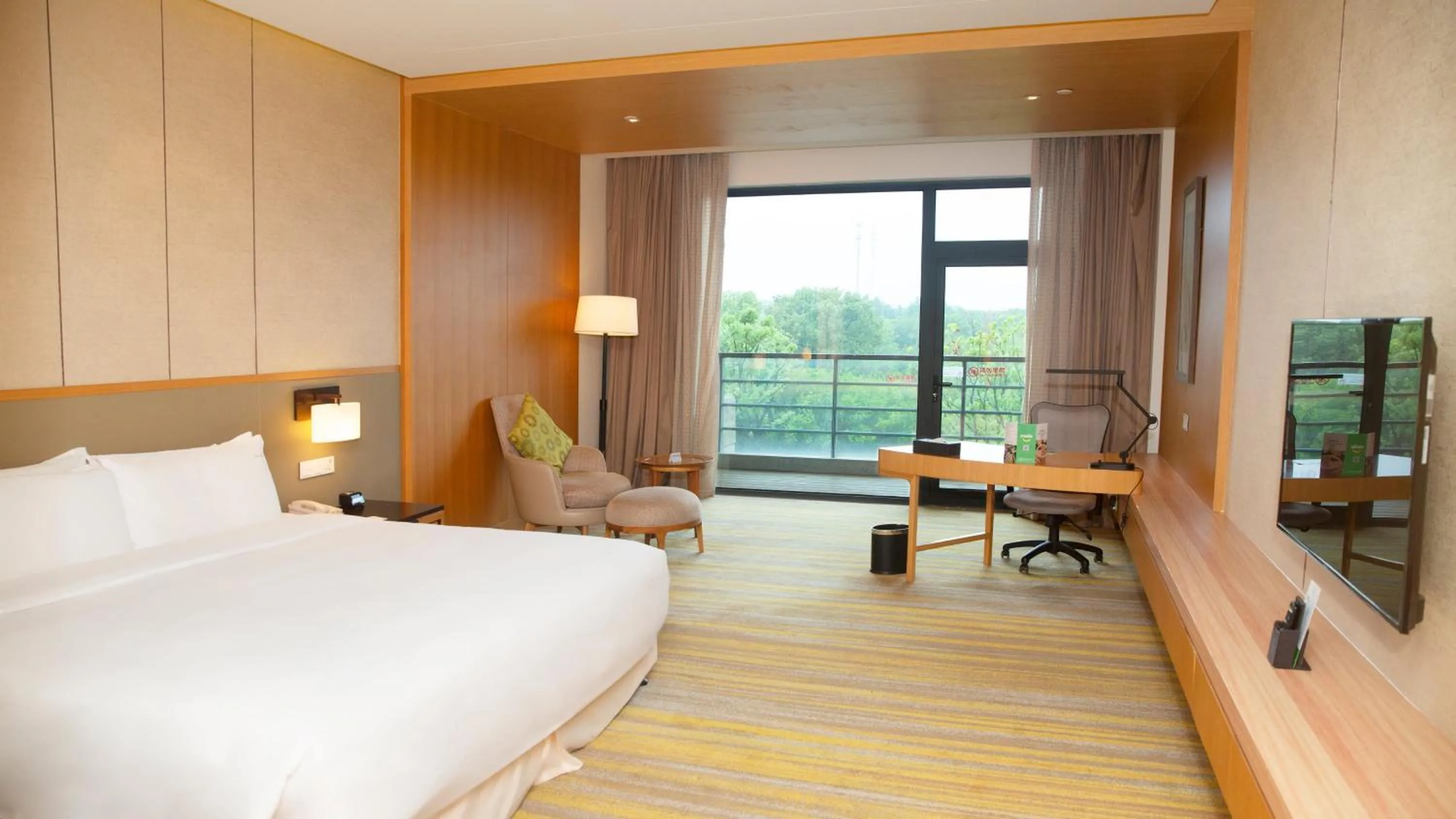 Photo of the whole room, Bed in Holiday Inn Kunshan Huaqiao by IHG