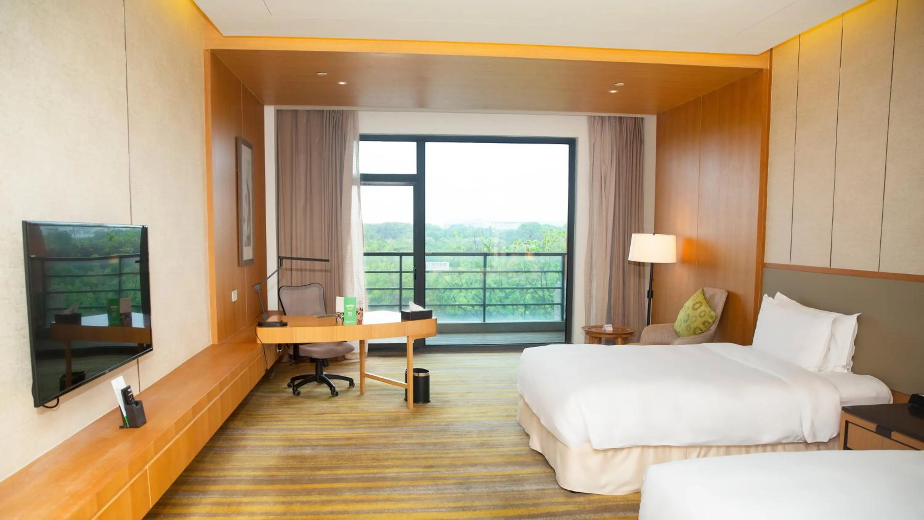 Photo of the whole room, Bed in Holiday Inn Kunshan Huaqiao by IHG