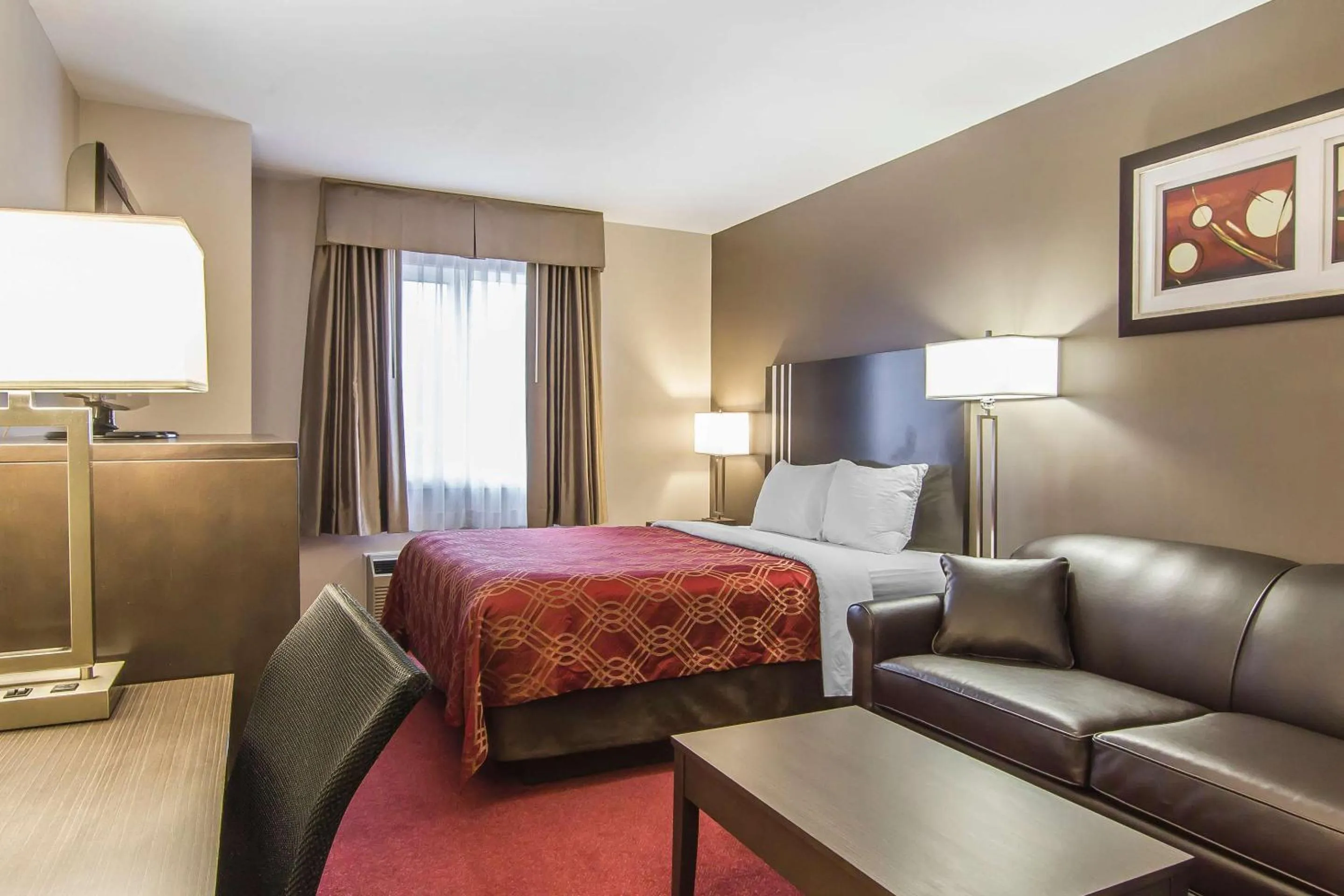 Bedroom, Bed in Econo Lodge Inn & Suites