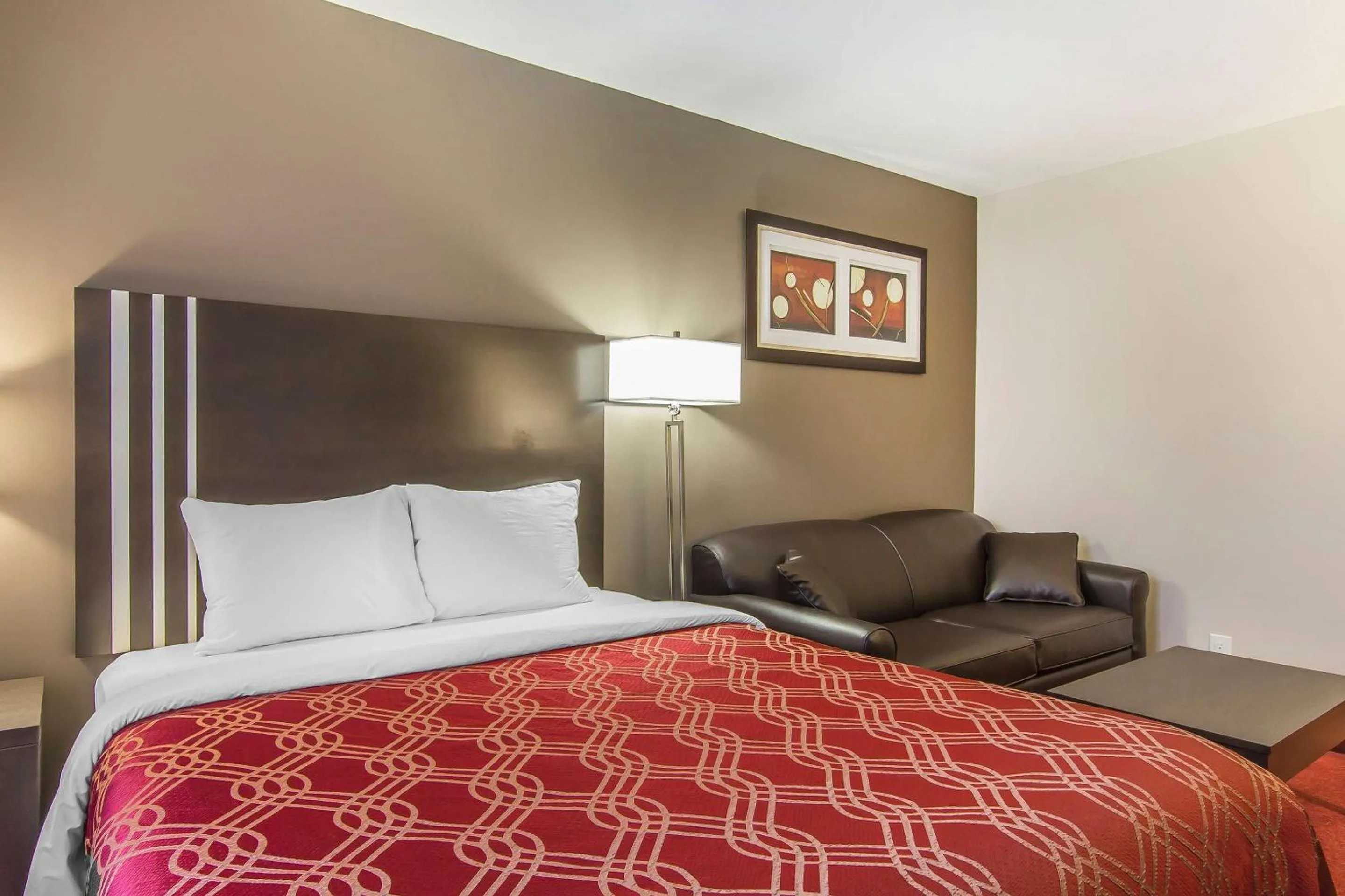 Bedroom, Bed in Econo Lodge Inn & Suites