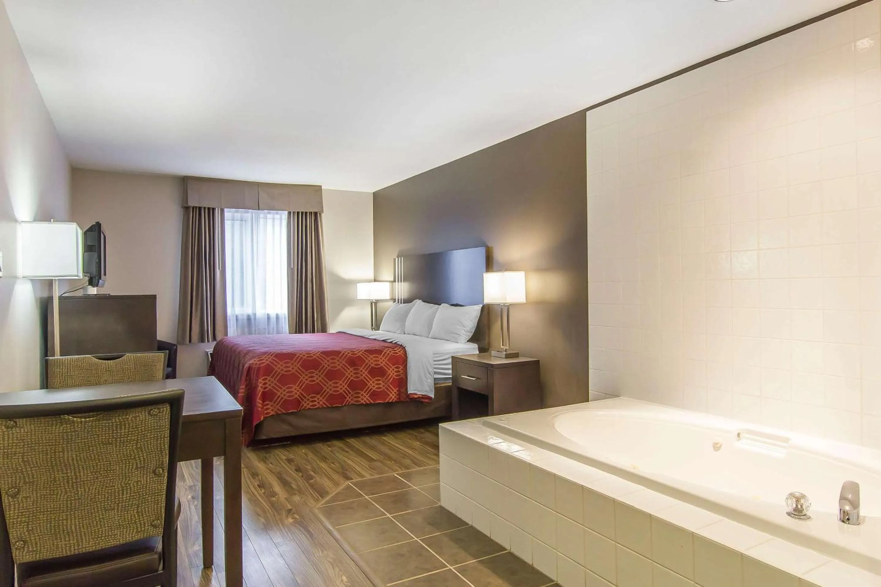 Bedroom, Bed in Econo Lodge Inn & Suites