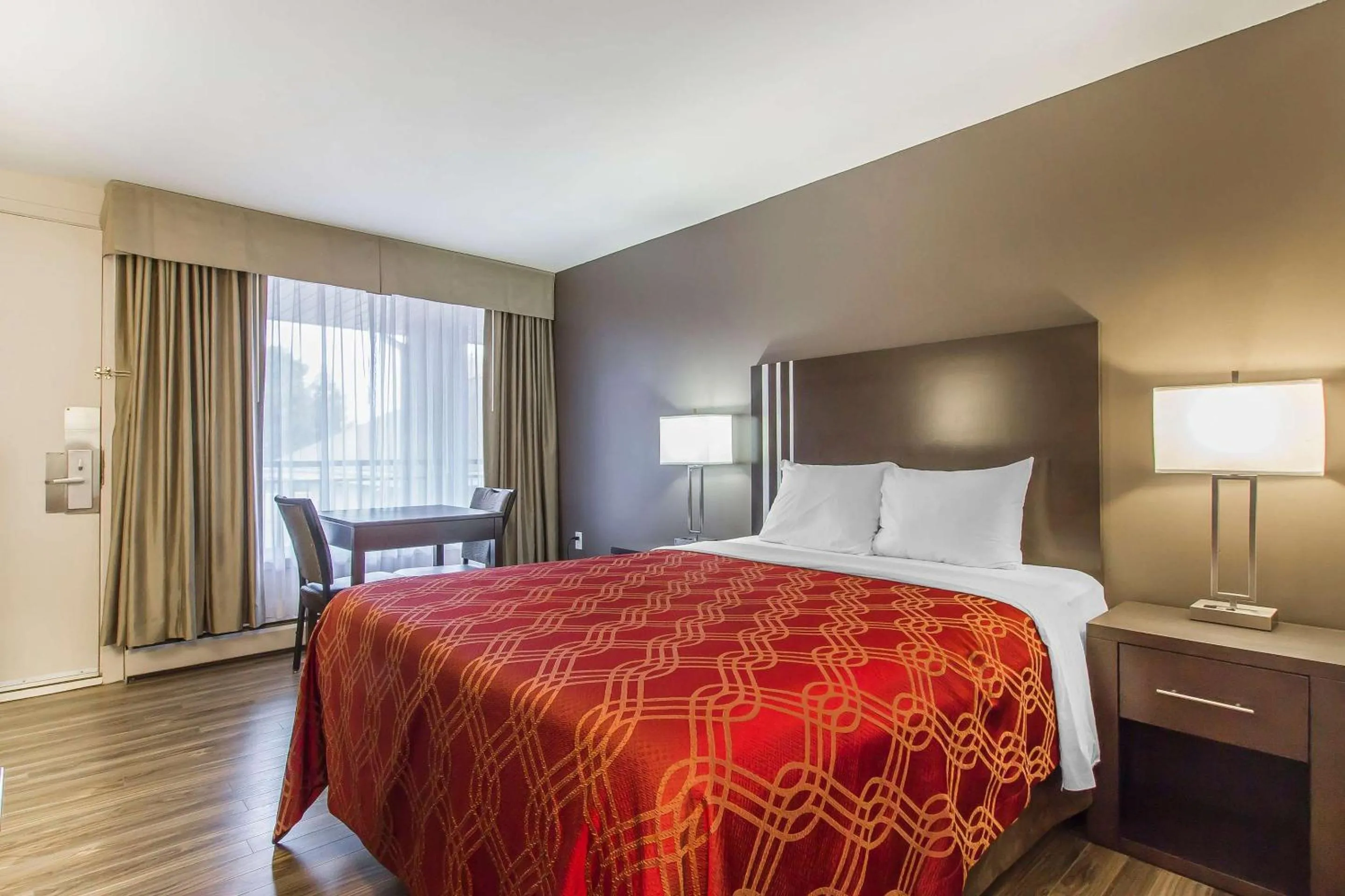 Bedroom, Bed in Econo Lodge Inn & Suites