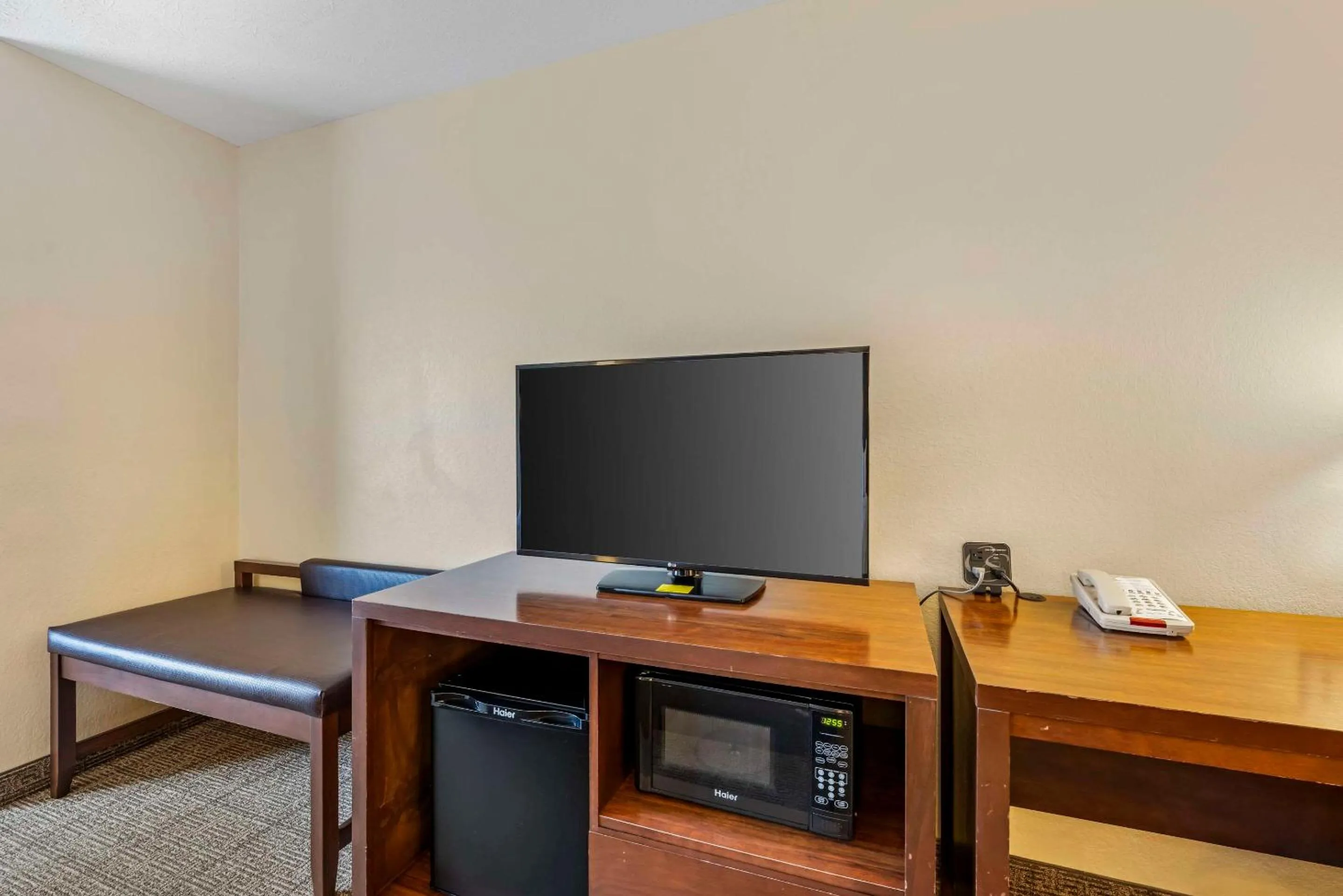 Bedroom in Comfort Suites East Lincoln - Mall Area