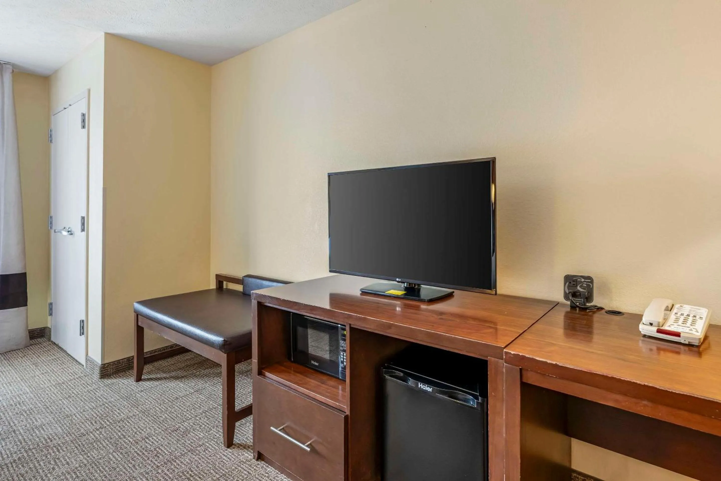 Bedroom in Comfort Suites East Lincoln - Mall Area