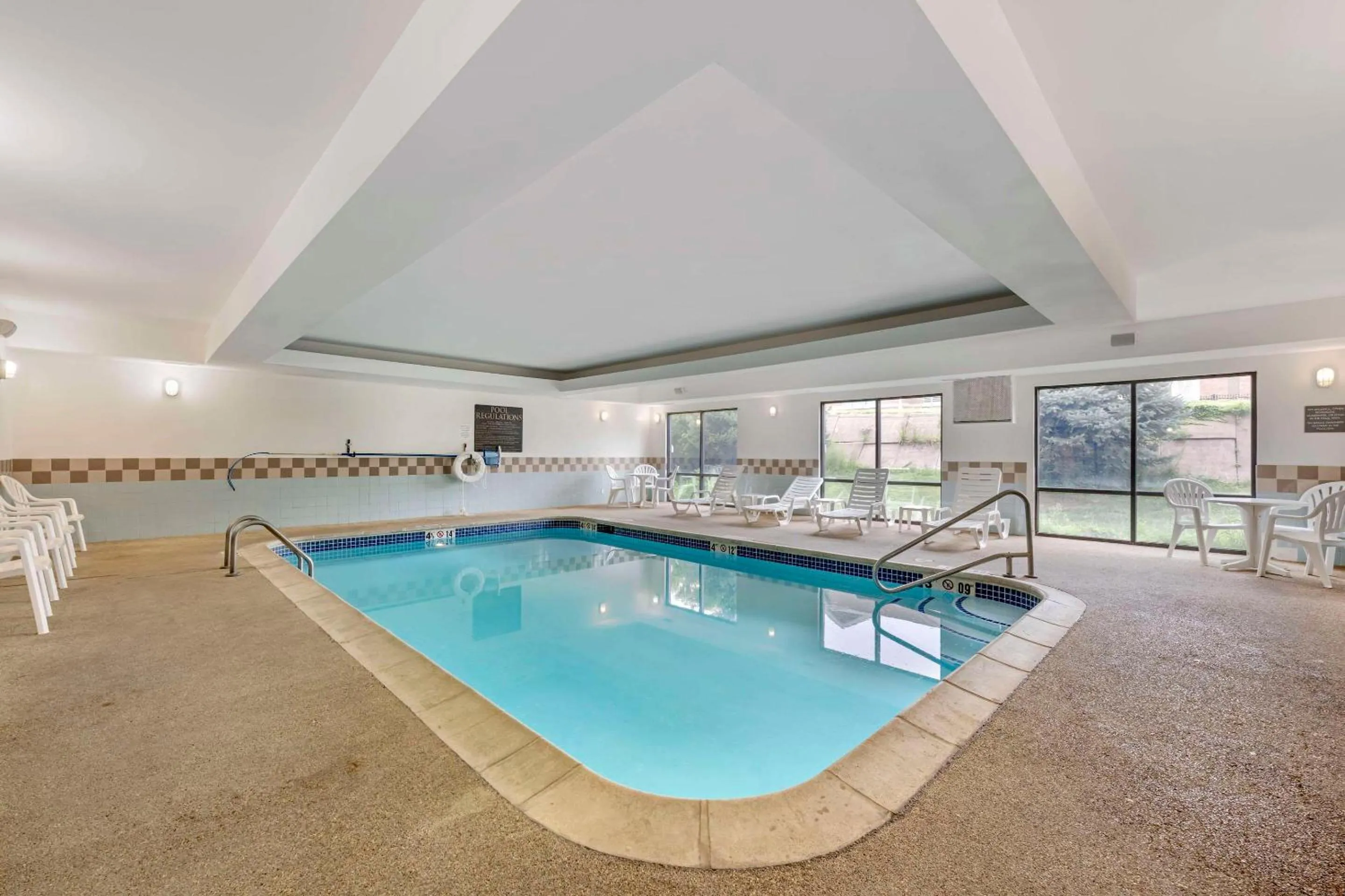 Swimming pool in Comfort Suites East Lincoln - Mall Area