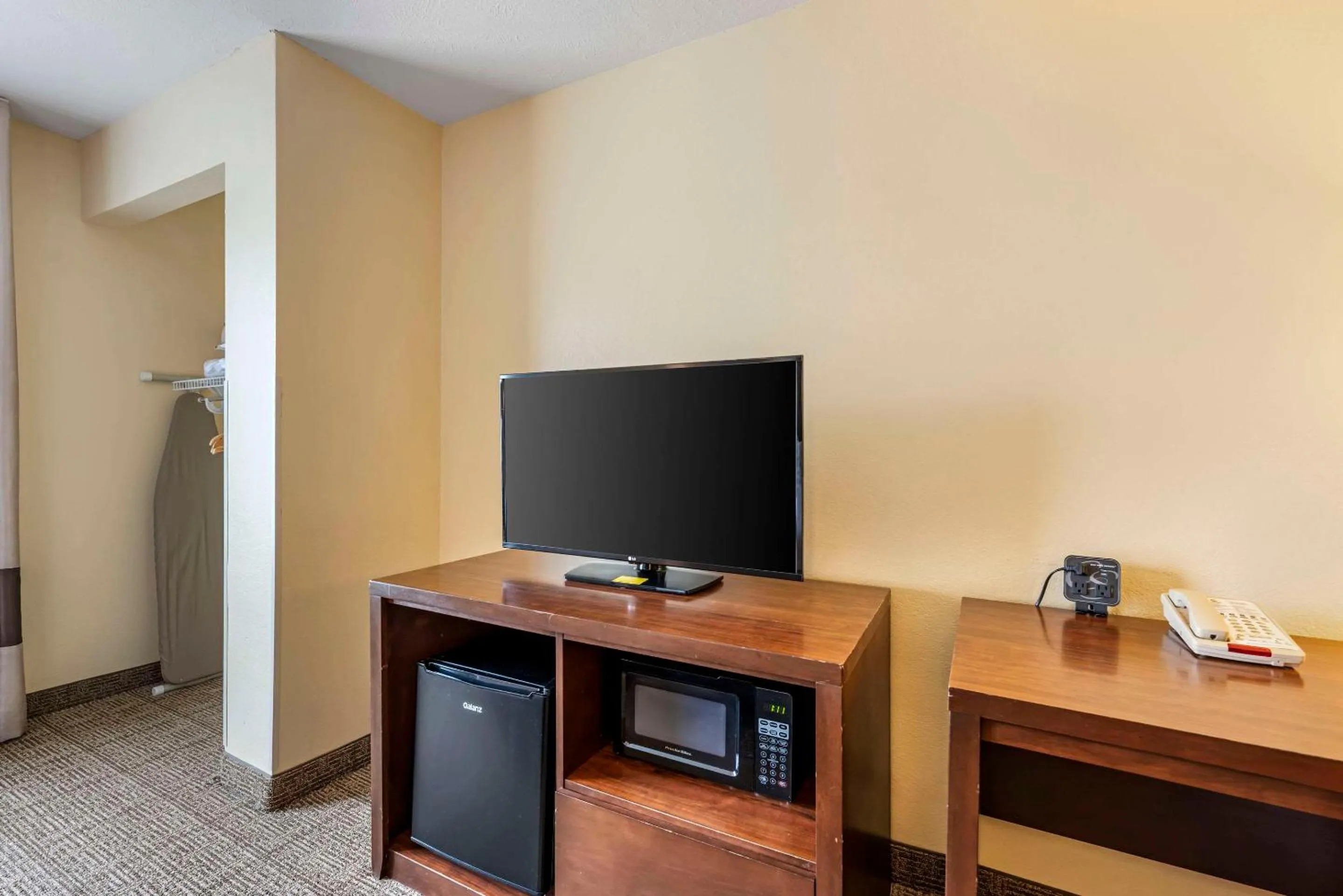 Bedroom in Comfort Suites East Lincoln - Mall Area