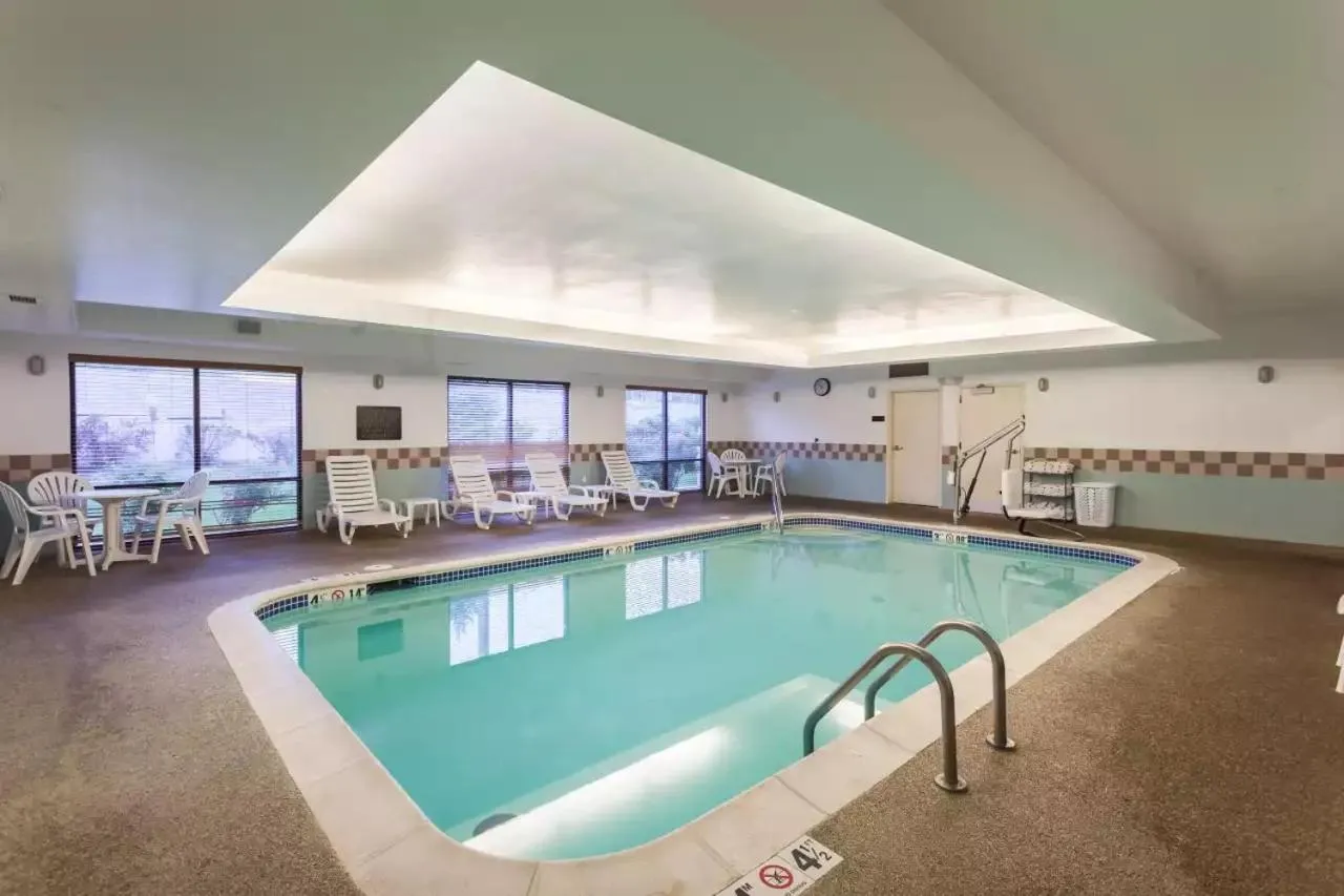 Swimming pool in Comfort Suites East Lincoln - Mall Area