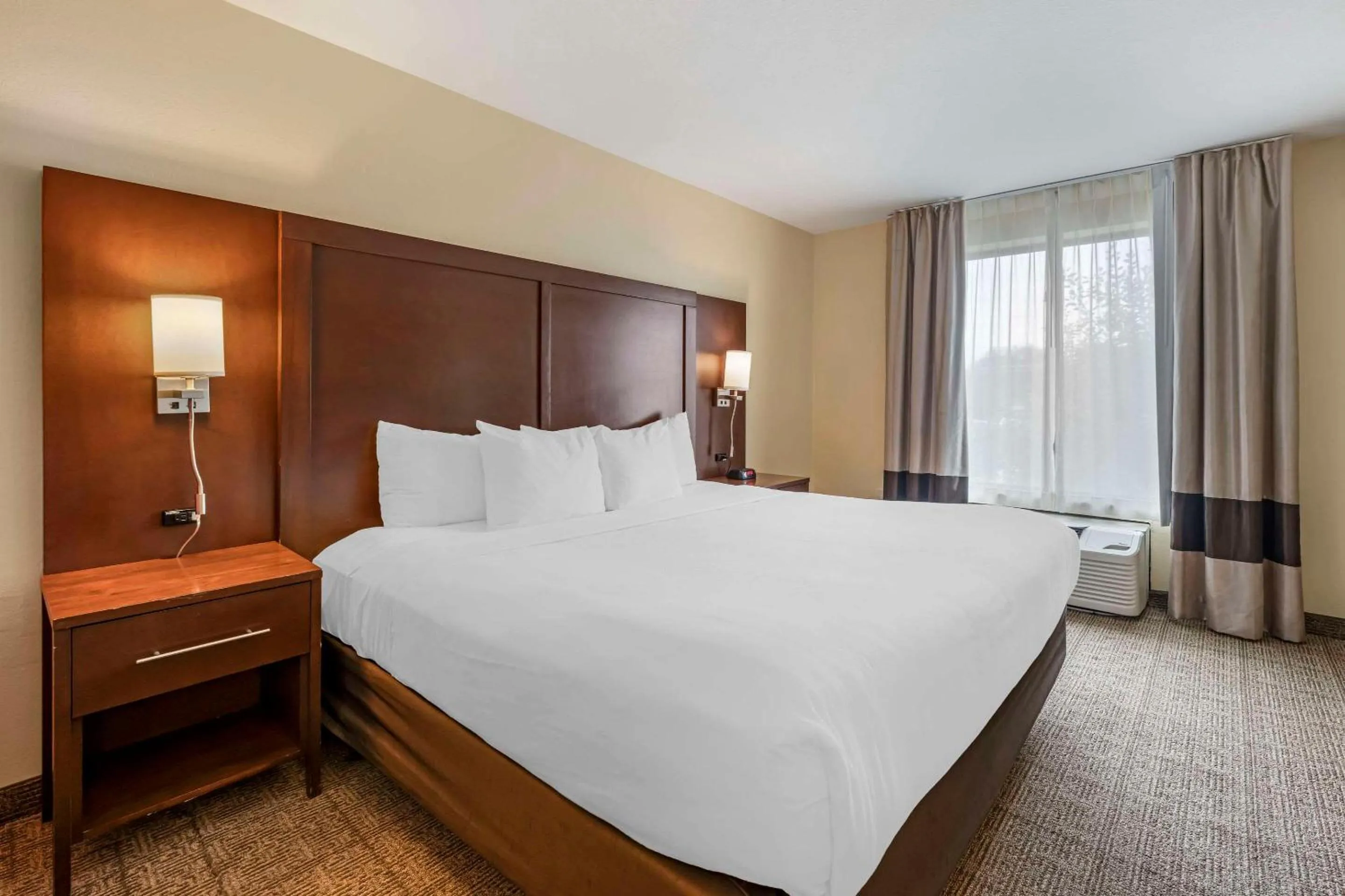 Bedroom, Bed in Comfort Suites East Lincoln - Mall Area