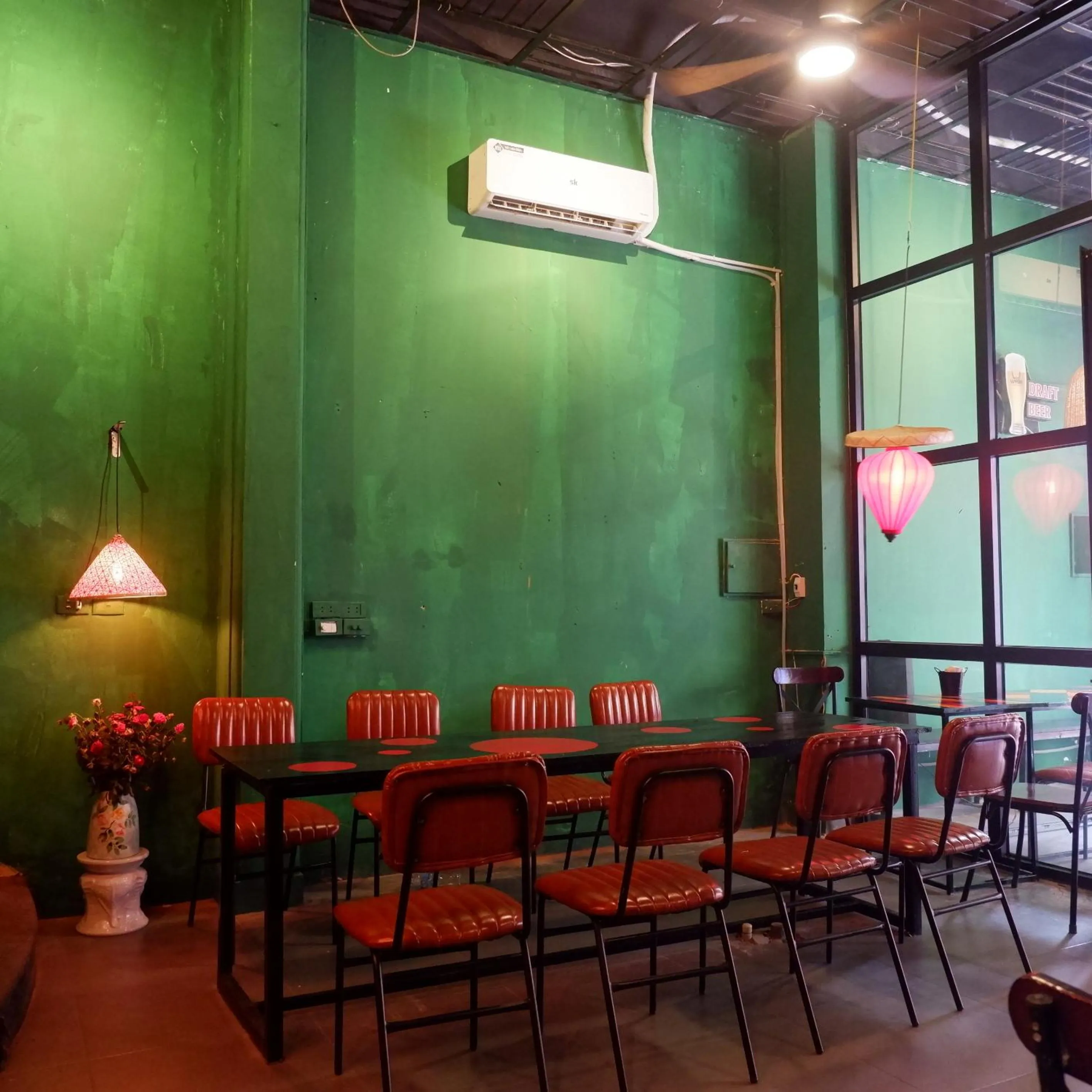 Restaurant/places to eat in Group Nest Hotel