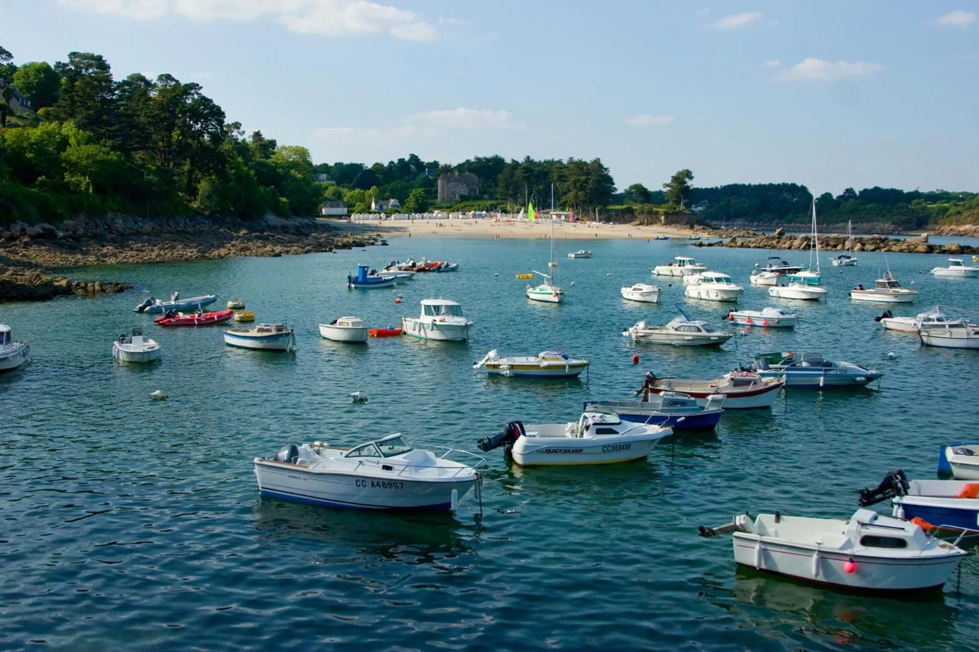 Beach in Hôtel Du Port Et De L'aven
