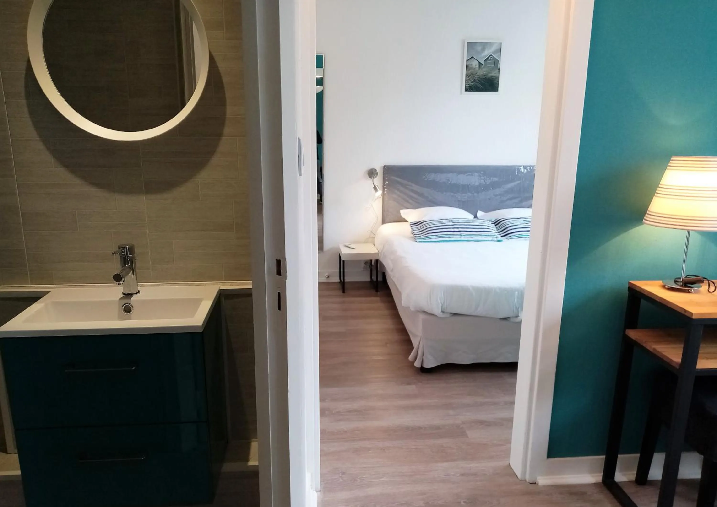 Photo of the whole room, Bed in Hôtel Du Port Et De L'aven