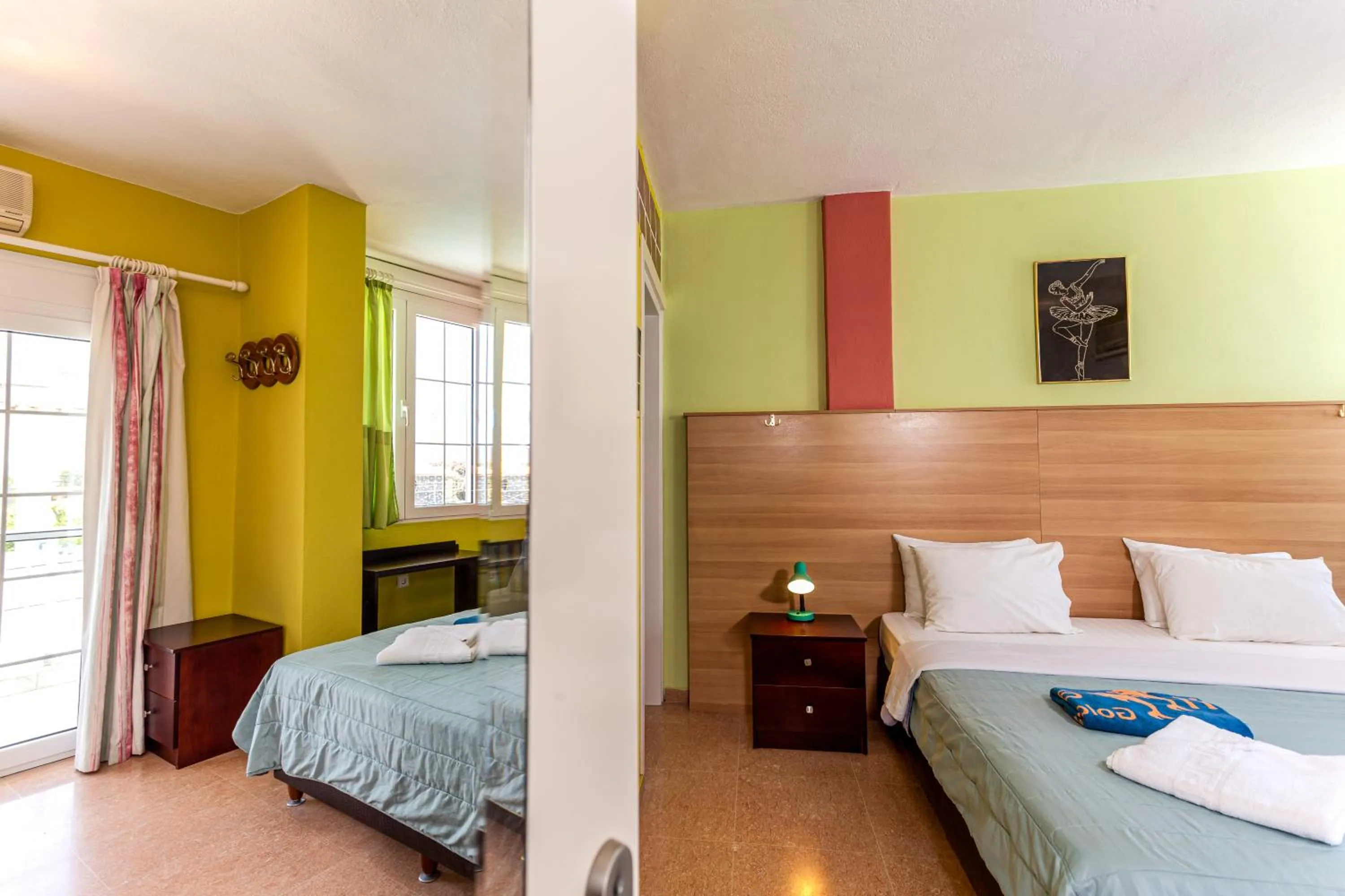 Photo of the whole room, Bed in Melissa Gold Coast