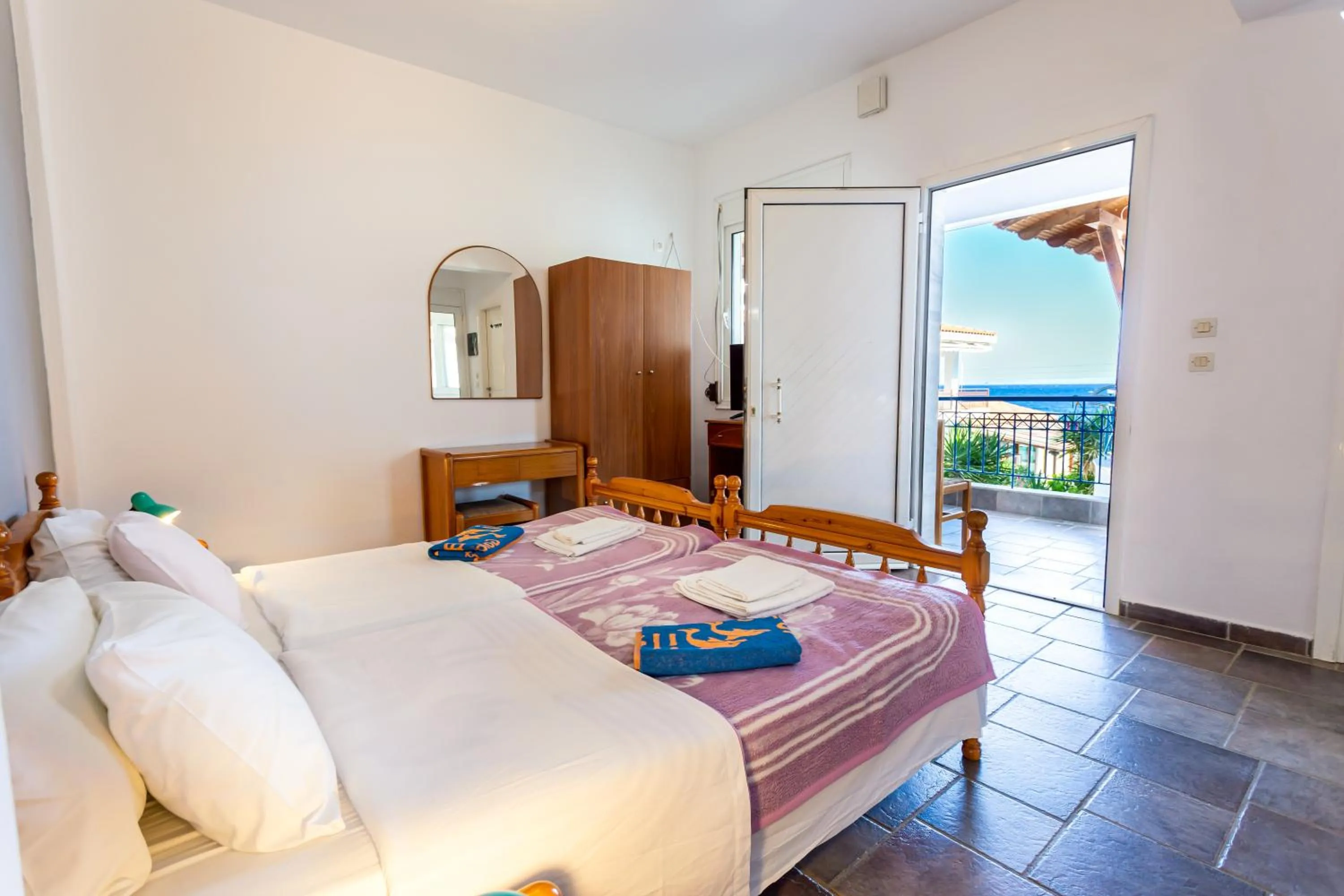 Photo of the whole room, Bed in Melissa Gold Coast