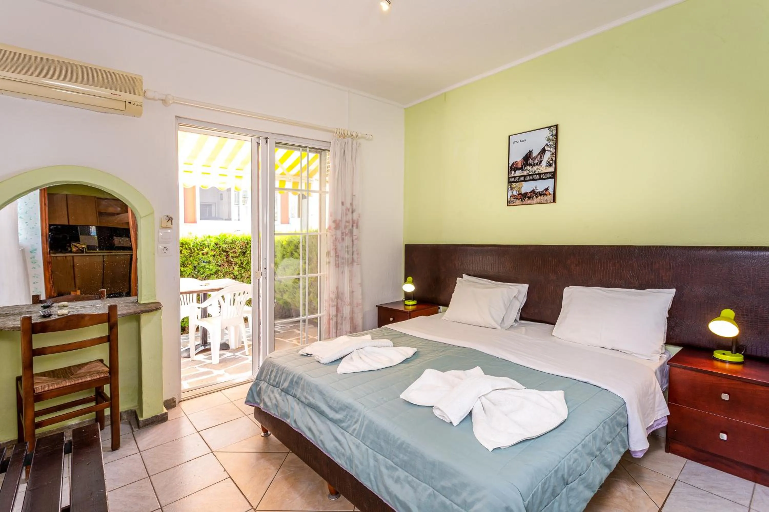 Photo of the whole room, Bed in Melissa Gold Coast