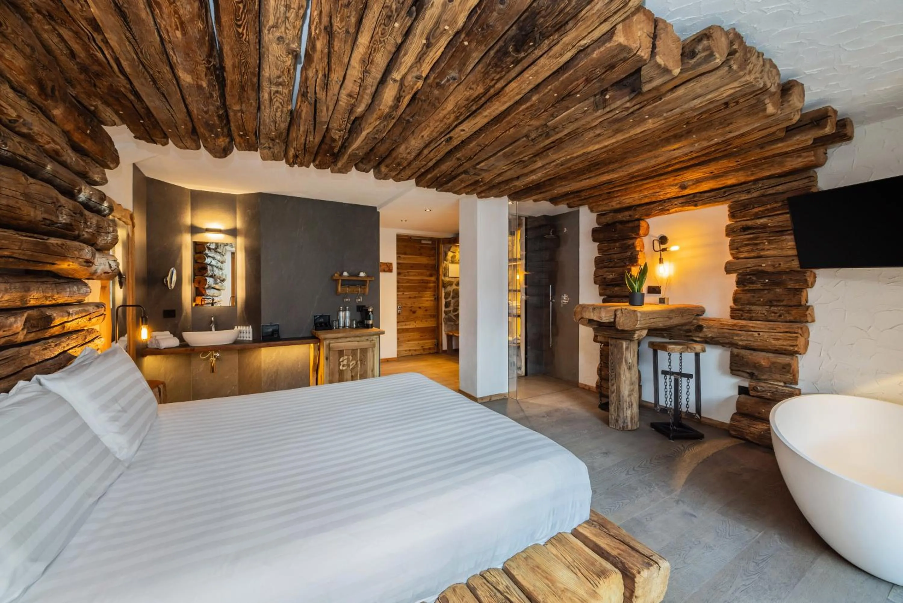 Photo of the whole room, Bed in Hotel Chalet Al Foss - Adults Only