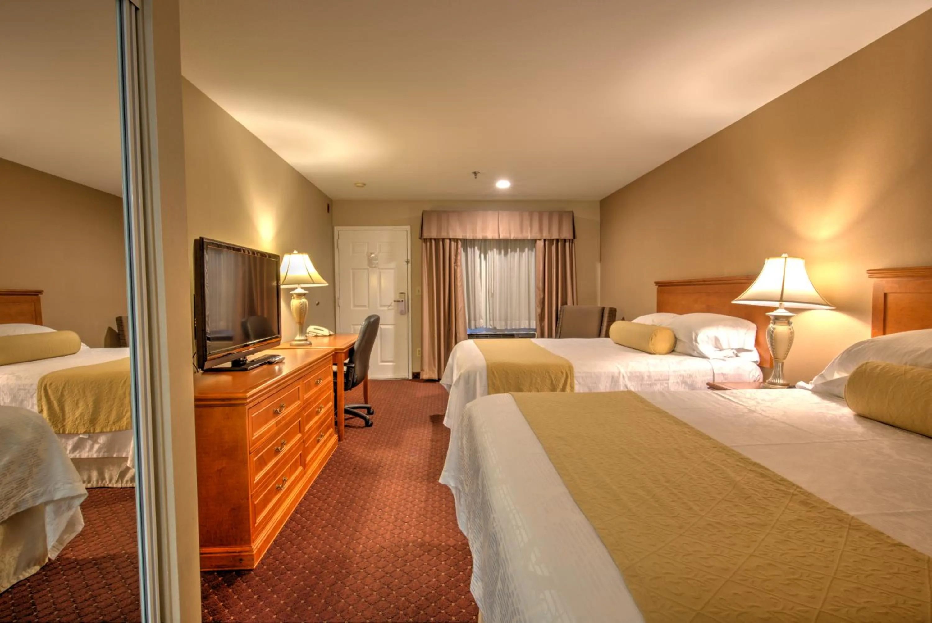 Bed in Burbank Inn and Suites