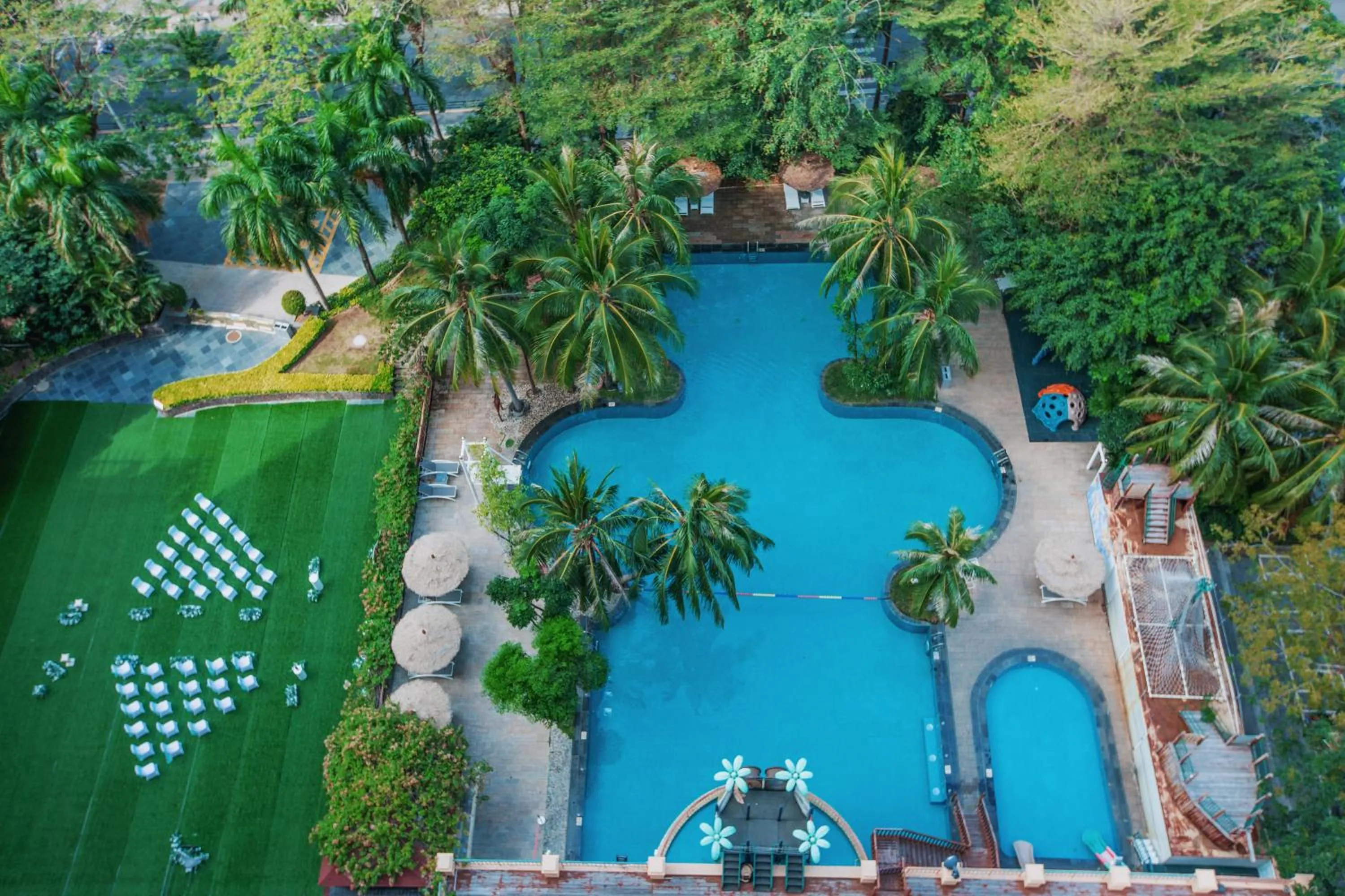 Swimming pool in Shengyi Holiday Villa Hotel