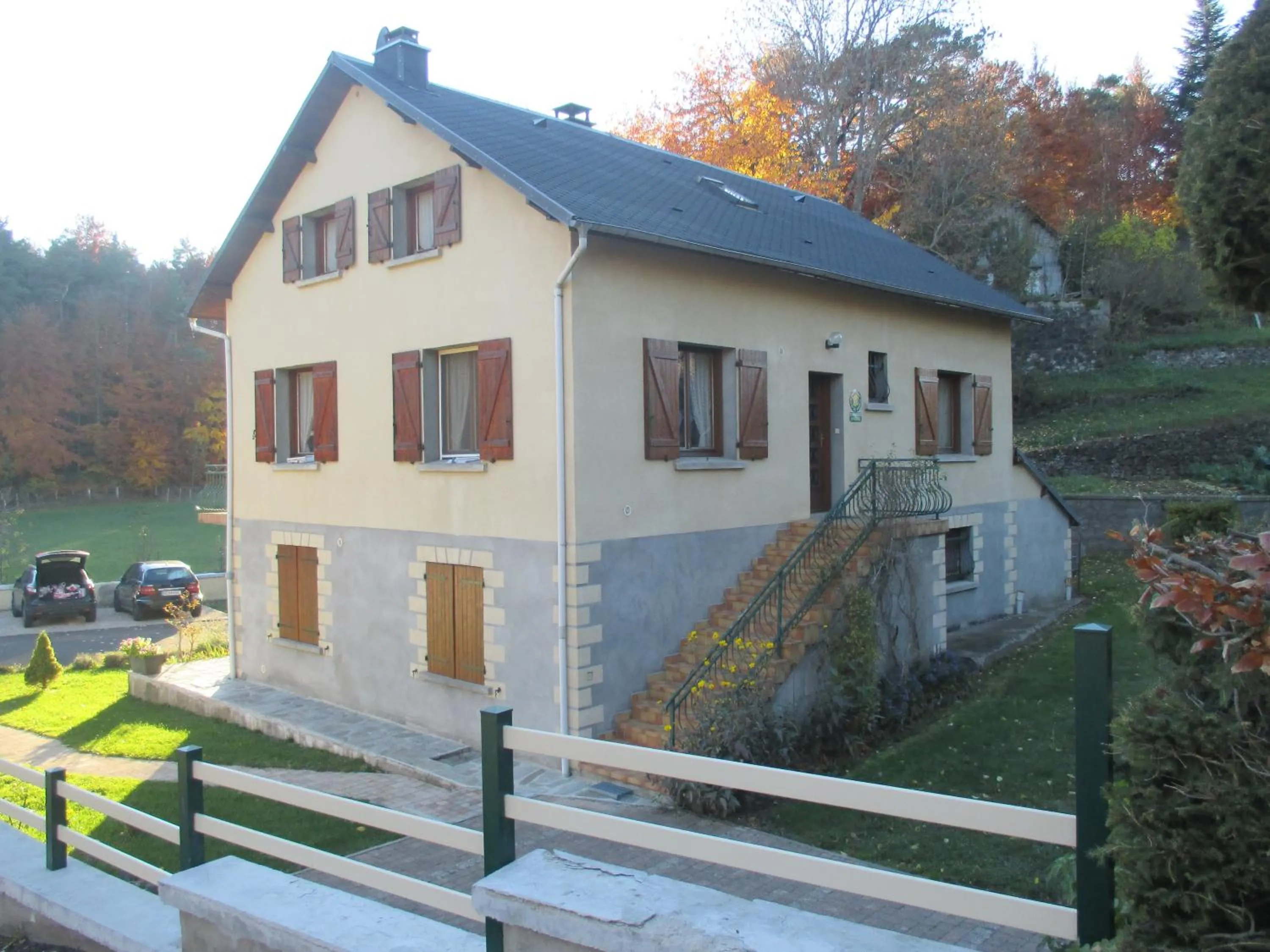 Quiet street view in La cle des champs