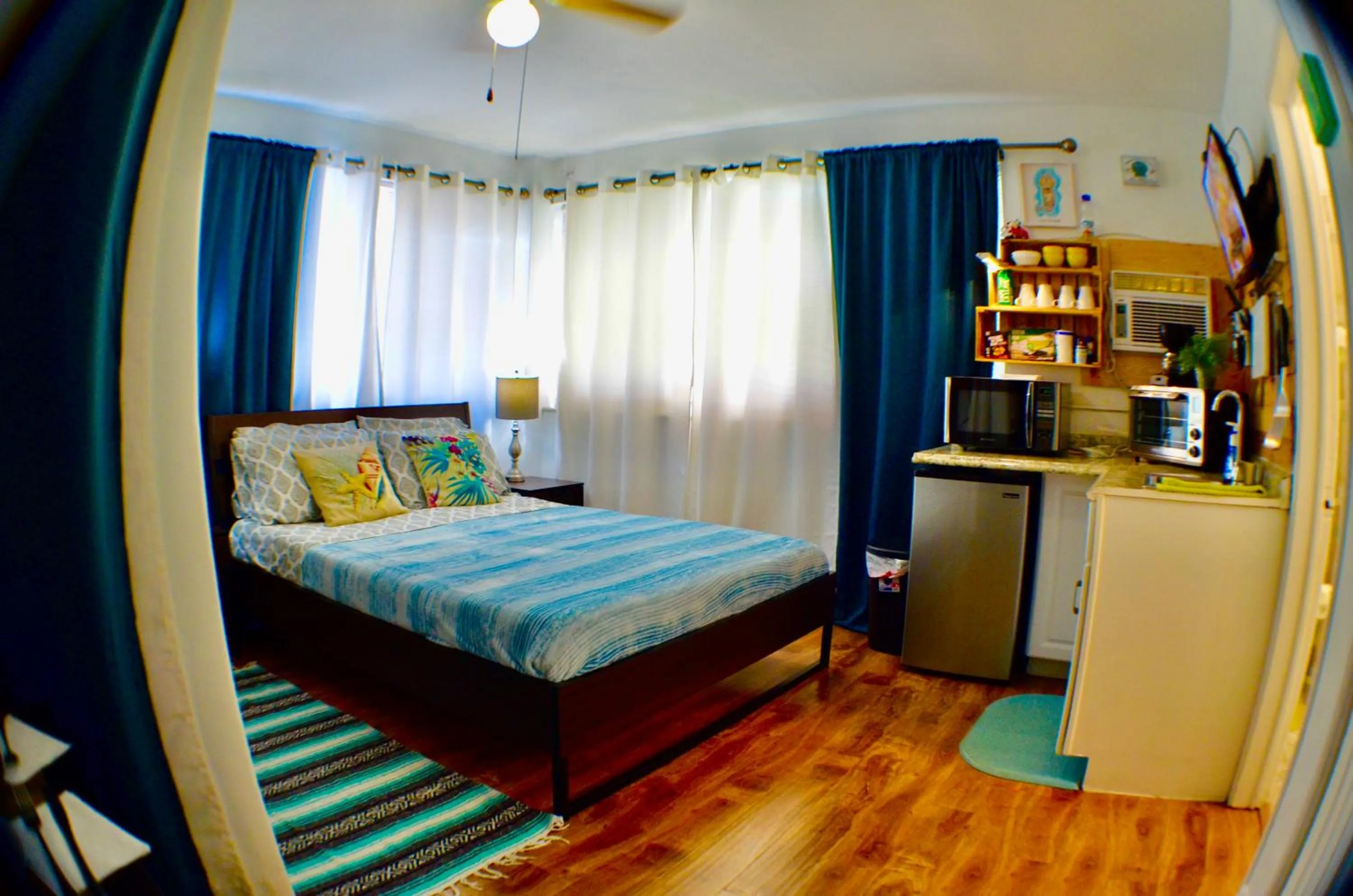 Photo of the whole room, Bed in Hollywood Beachfront House