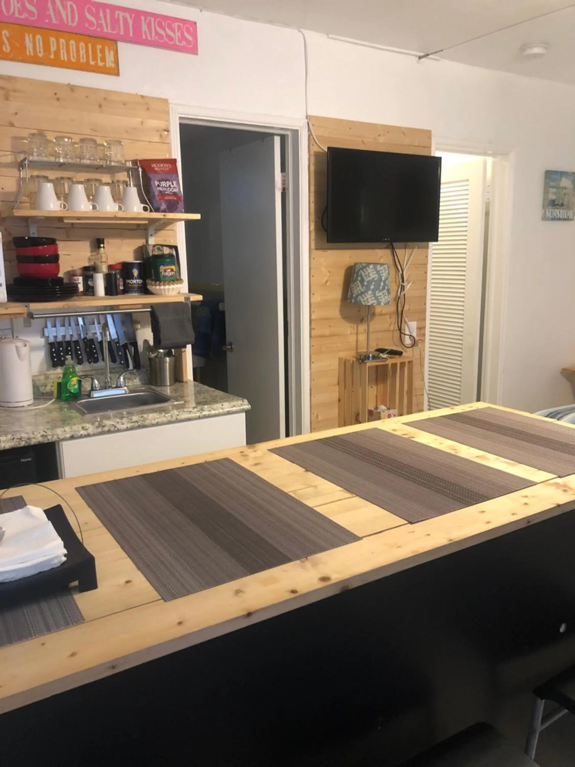 Kitchen or kitchenette in Hollywood Beachfront House
