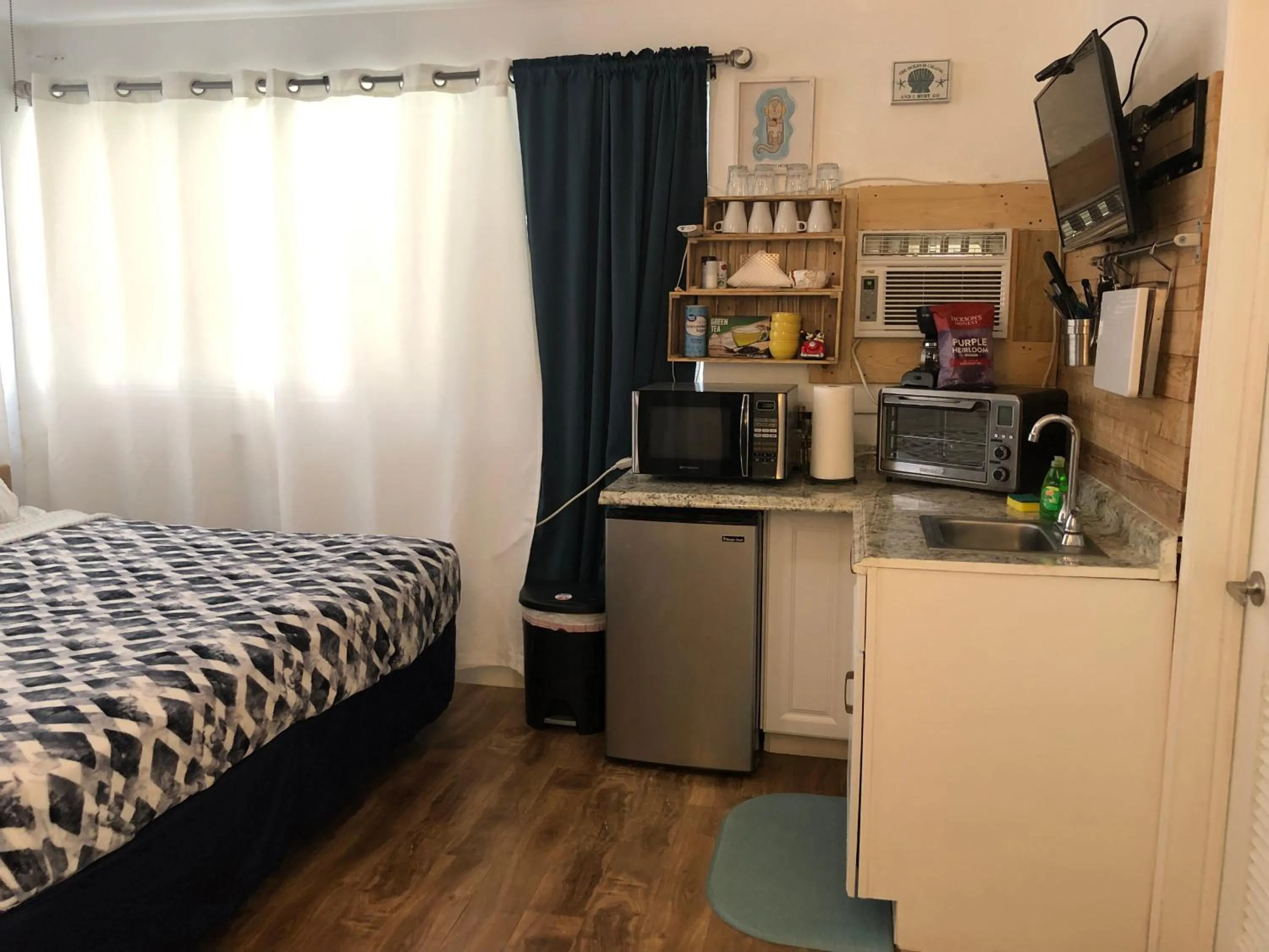 Kitchen or kitchenette, Bed in Hollywood Beachfront House