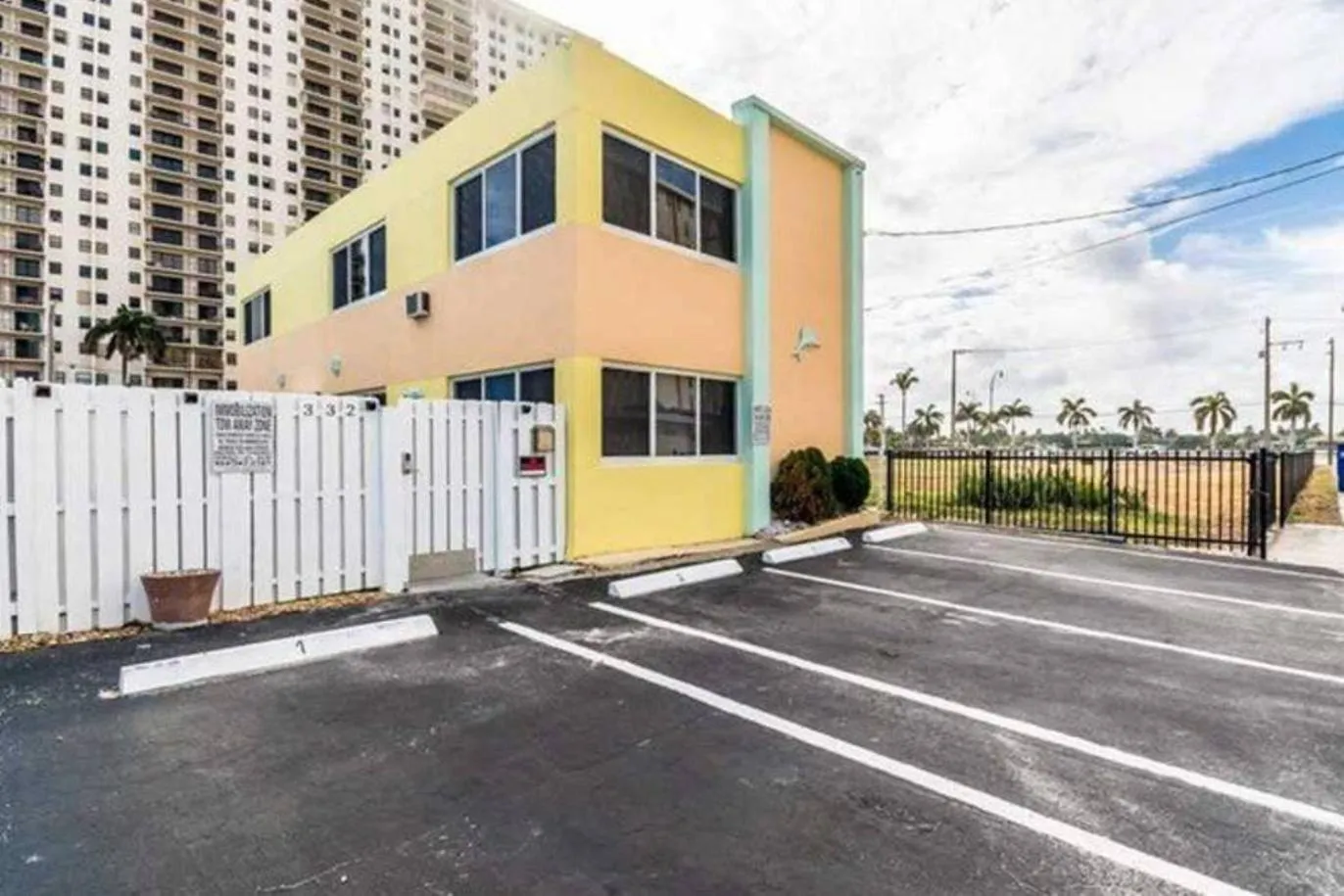 Facade/entrance in Hollywood Beachfront House
