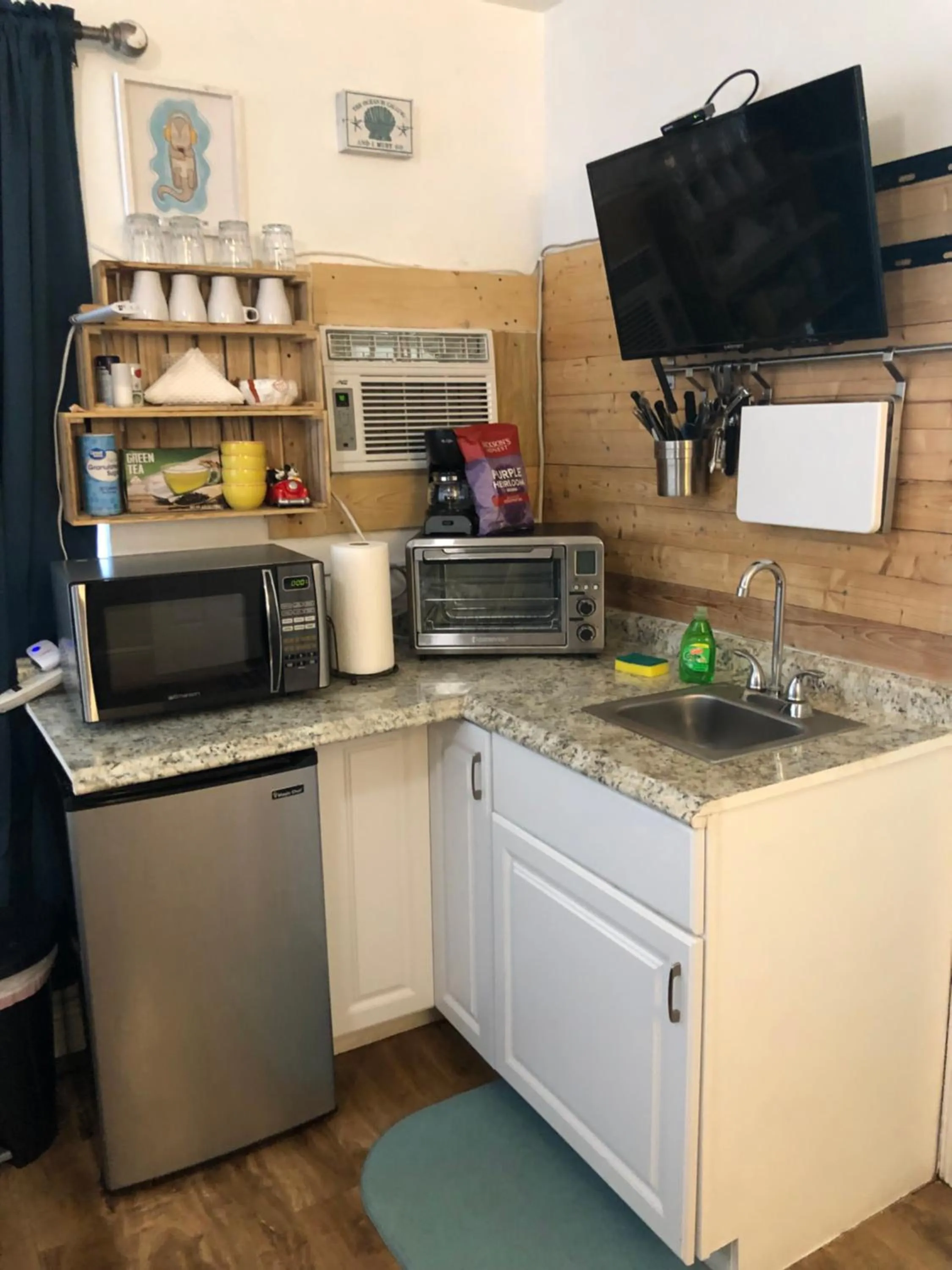 Kitchen or kitchenette in Hollywood Beachfront House