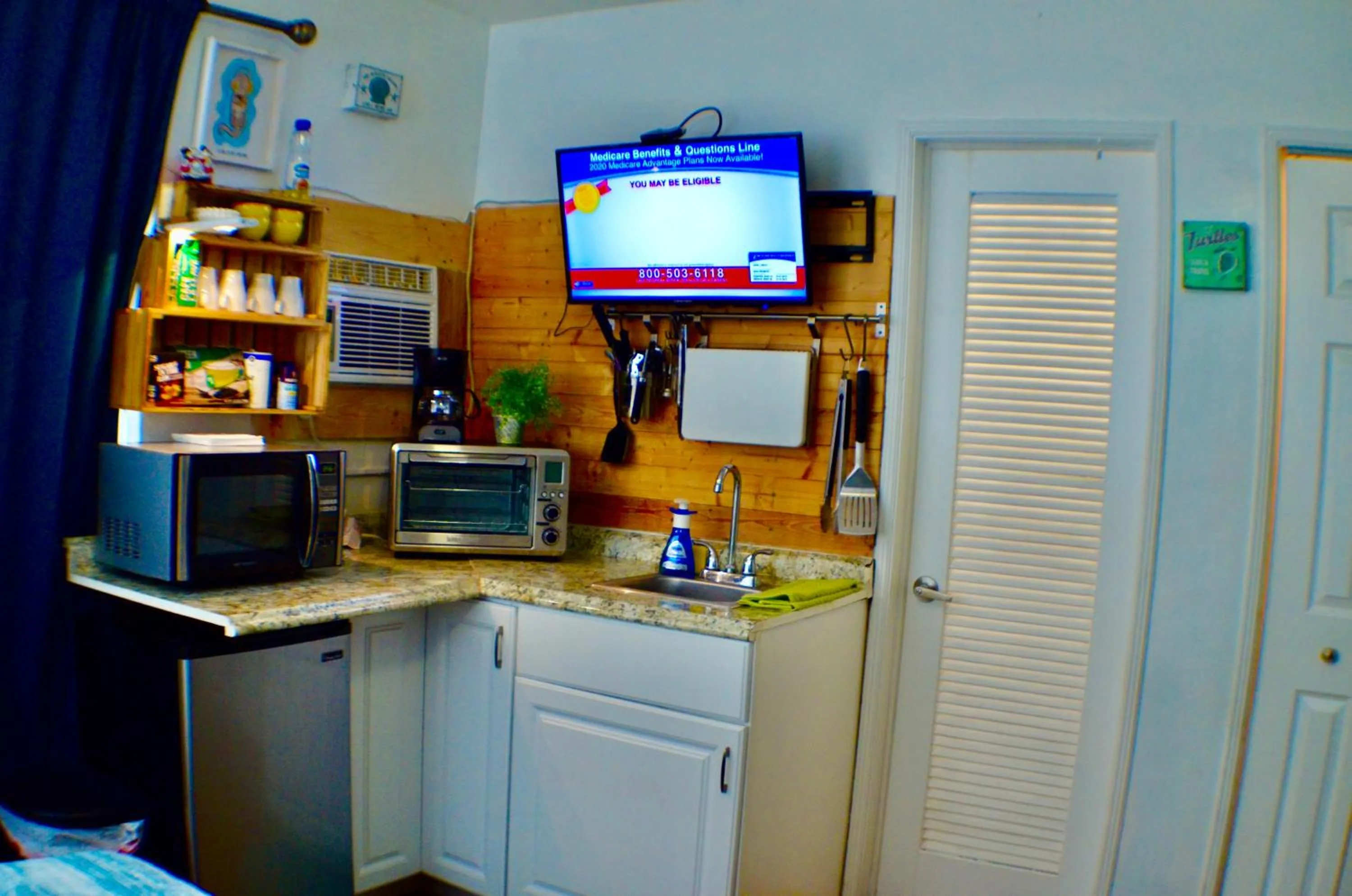 Kitchen or kitchenette in Hollywood Beachfront House