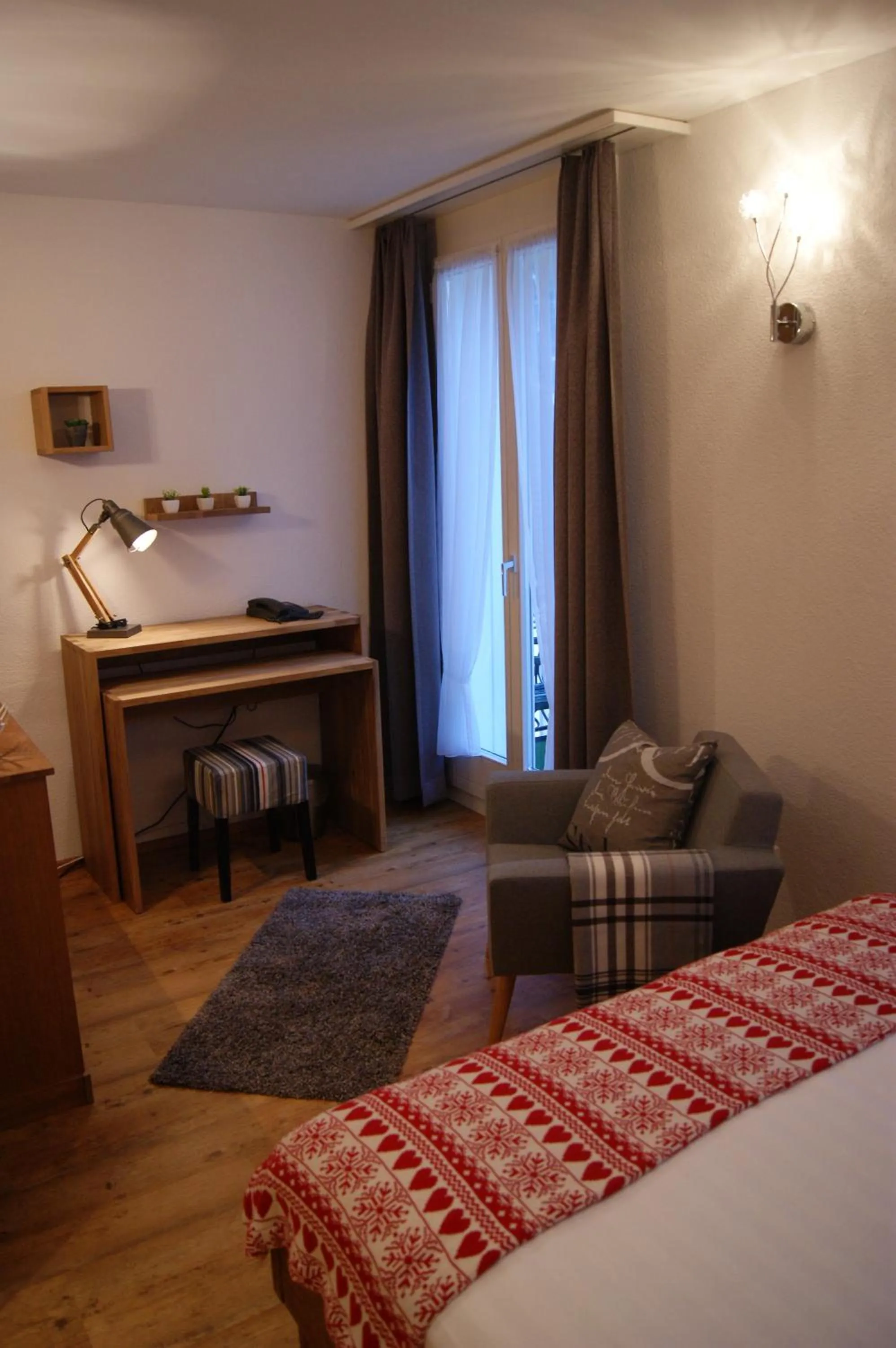 Living room, Bed in Hotel Schweizerhof