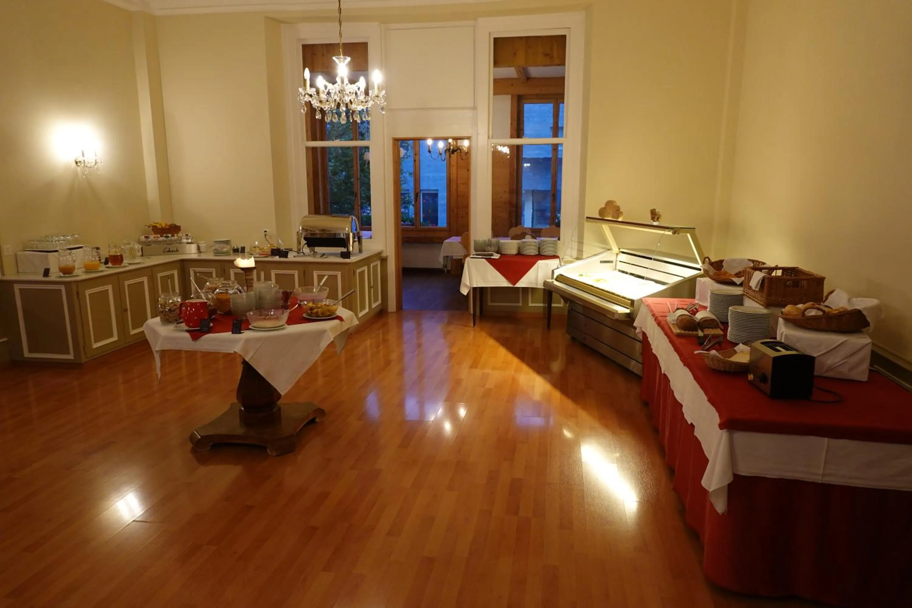 Buffet breakfast, Bed in Hotel Schweizerhof