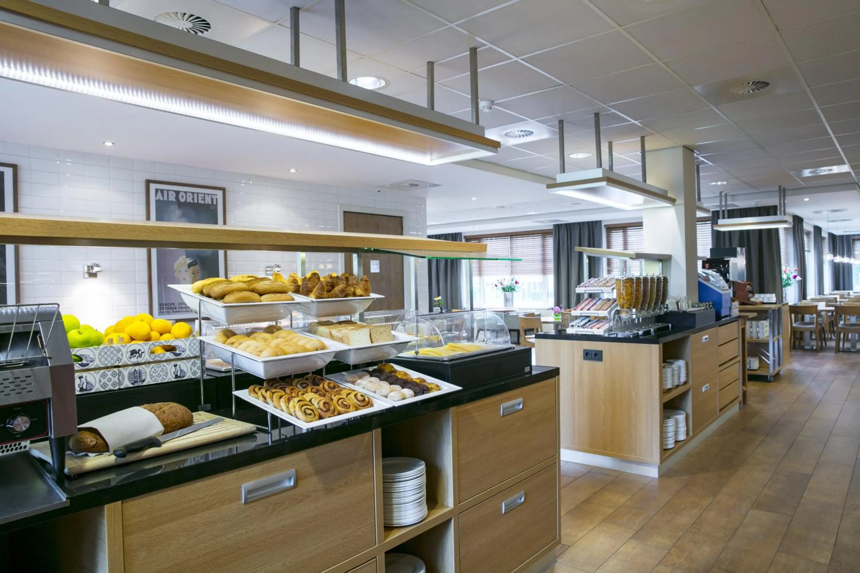 Restaurant/places to eat in Holiday Inn Express Amsterdam - Schiphol by IHG