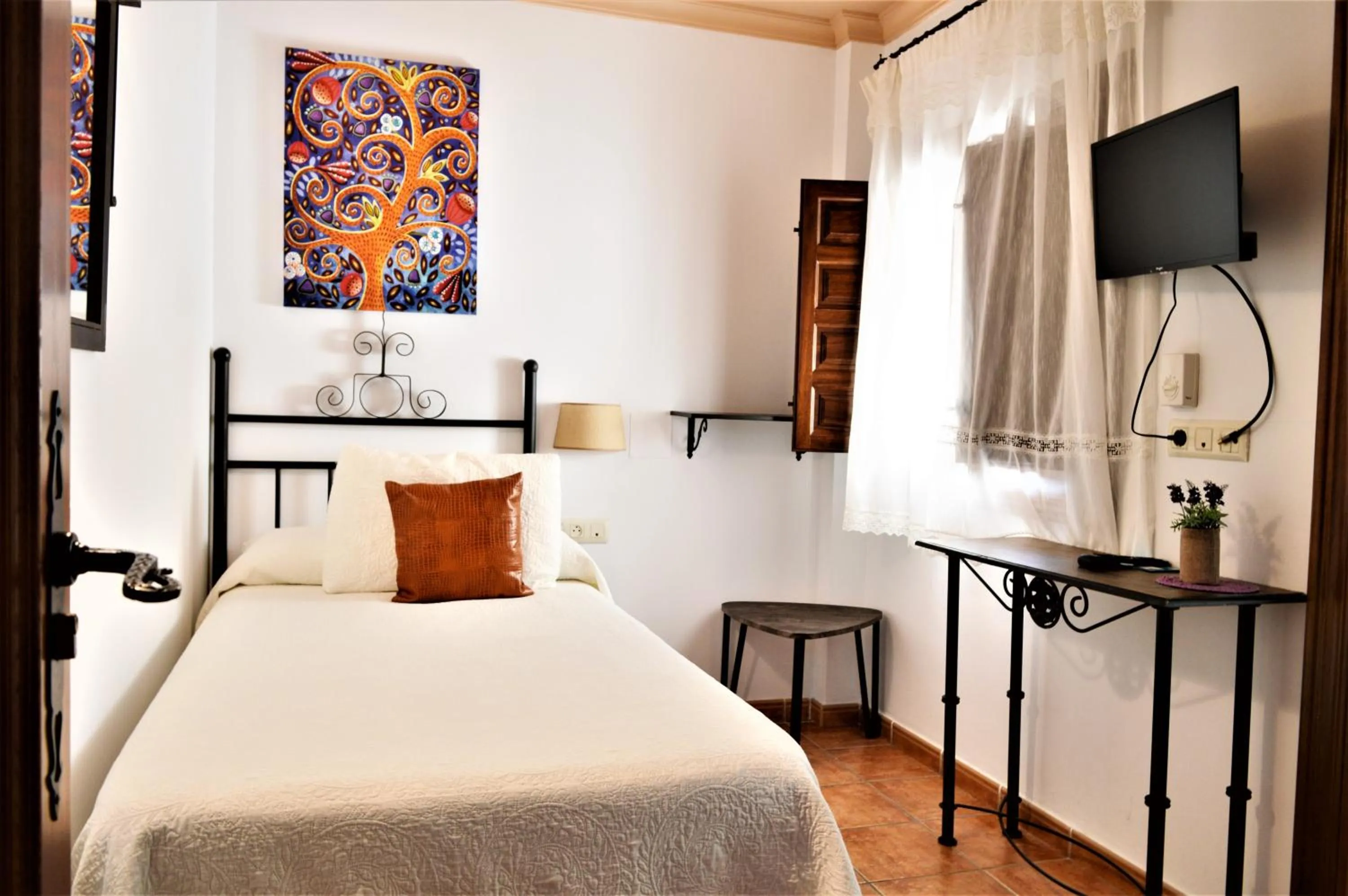 Shower, Bed in Hotel Rural Alfajía de Antonio