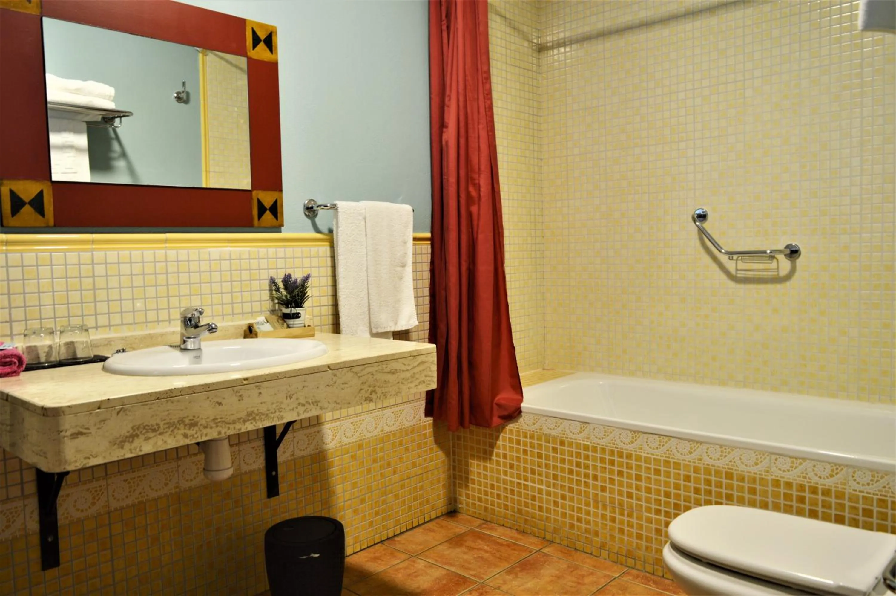 Toilet in Hotel Rural Alfajía de Antonio