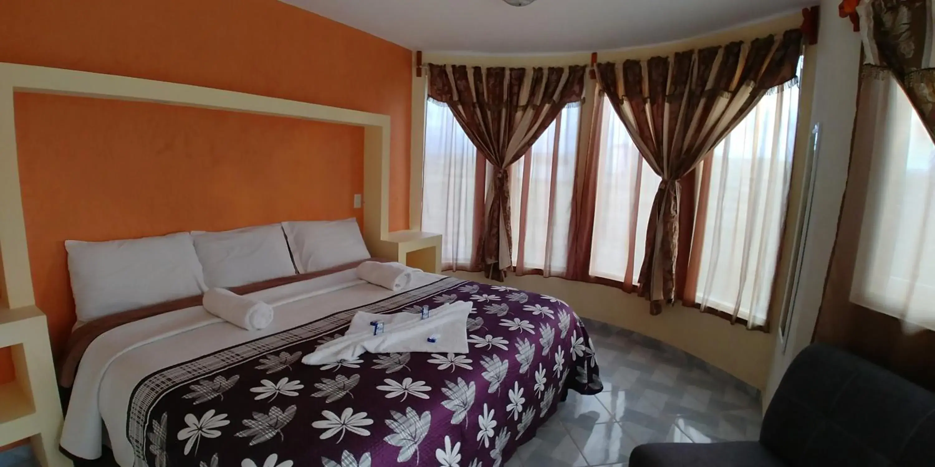 King Room in Hotel Roseville King Room in Hotel Roseville