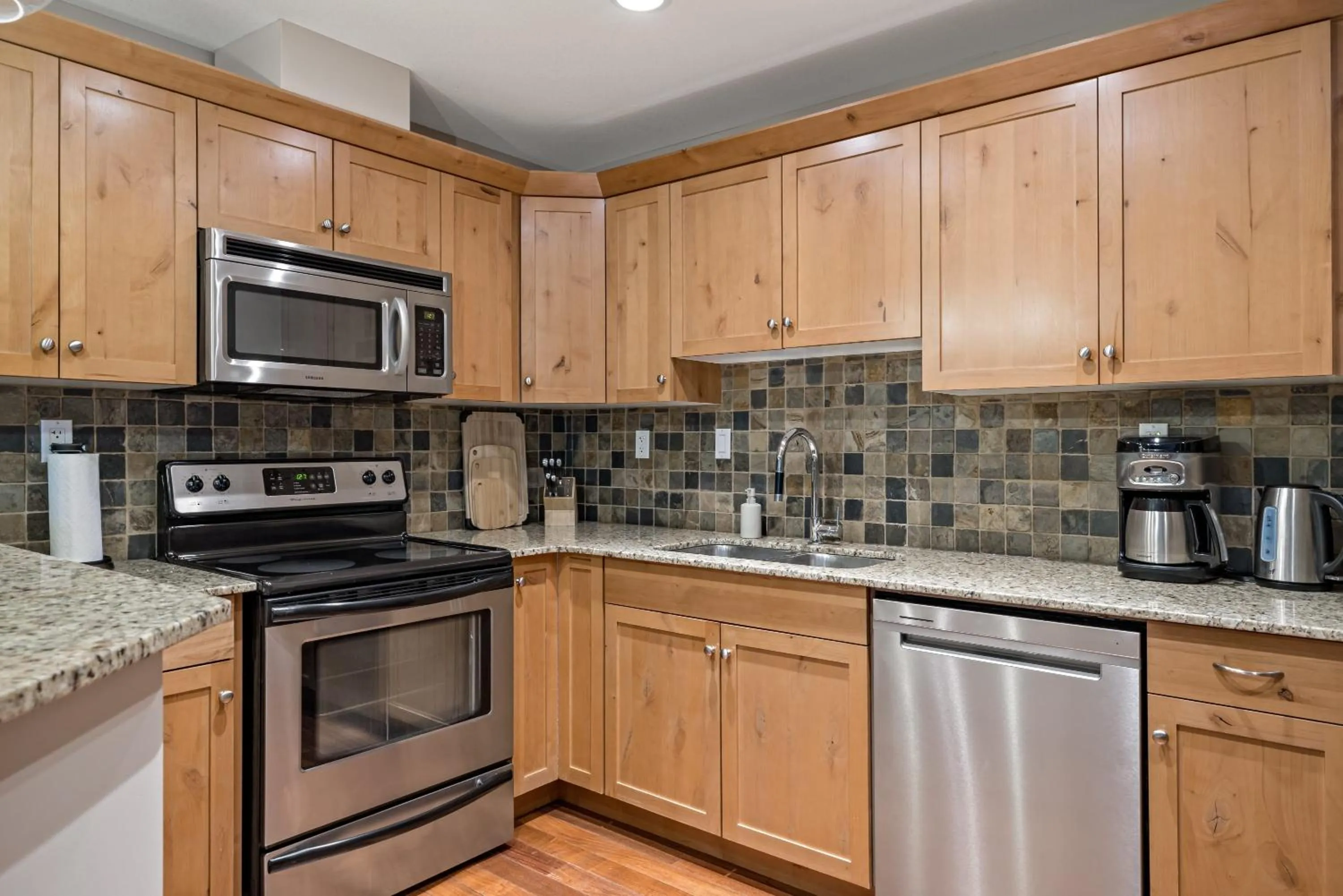 RidgeView Loft - Top Floor 2 Bed 2 Bath, Amazing Views