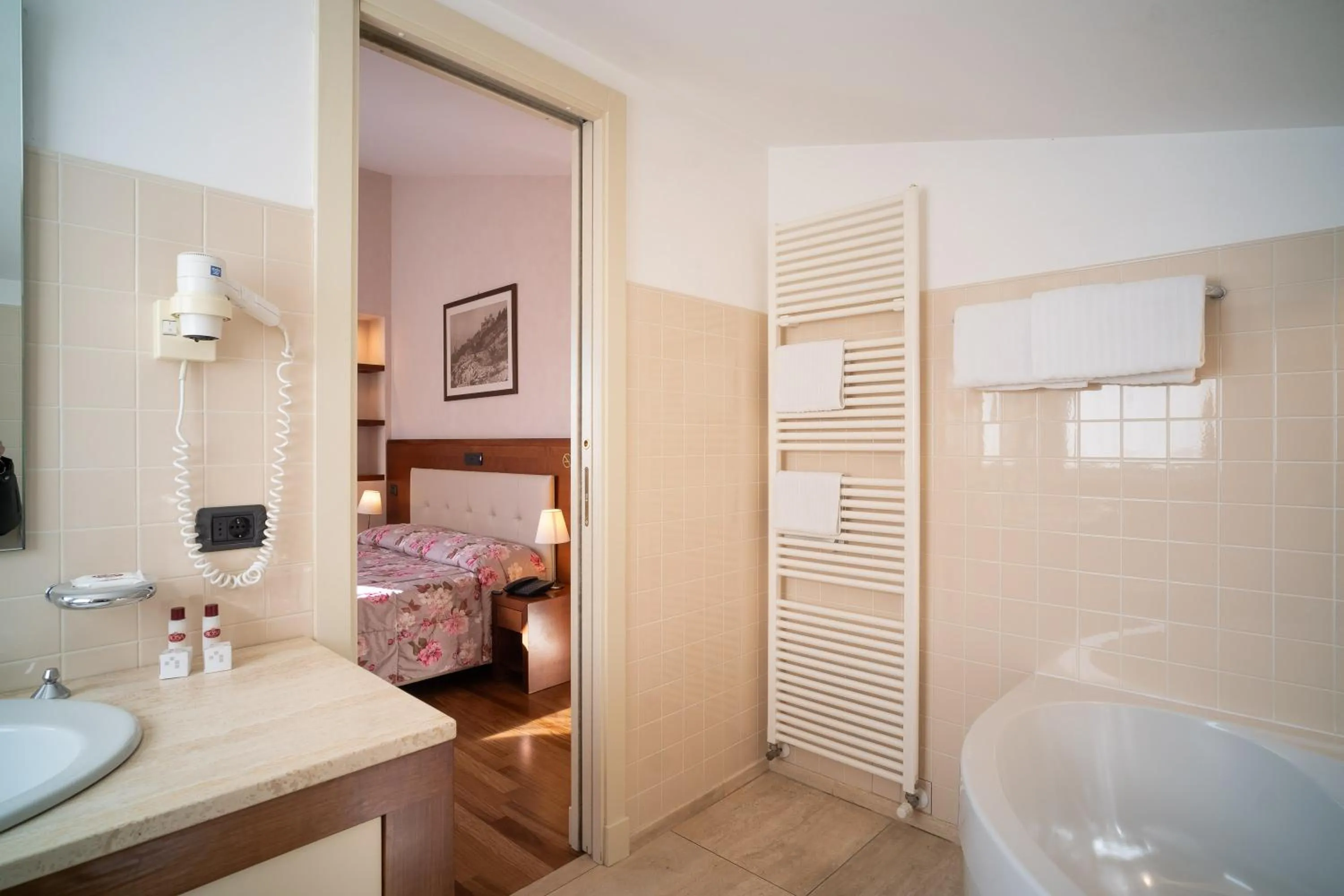 Bathroom, Bed in Hotel Rosa