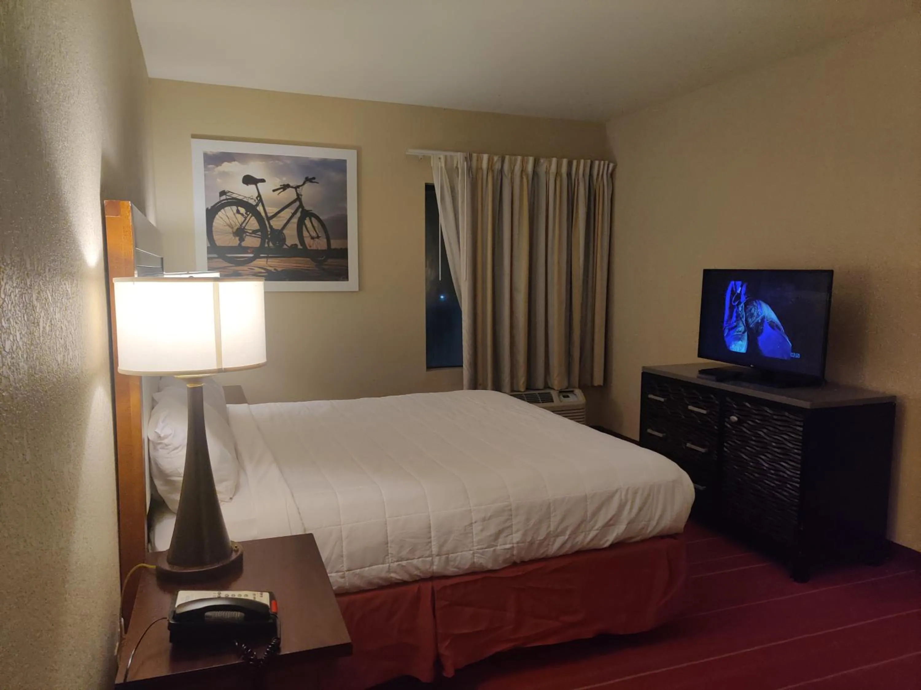 Bathroom, Bed in Days Inn by Wyndham Semmes Mobile