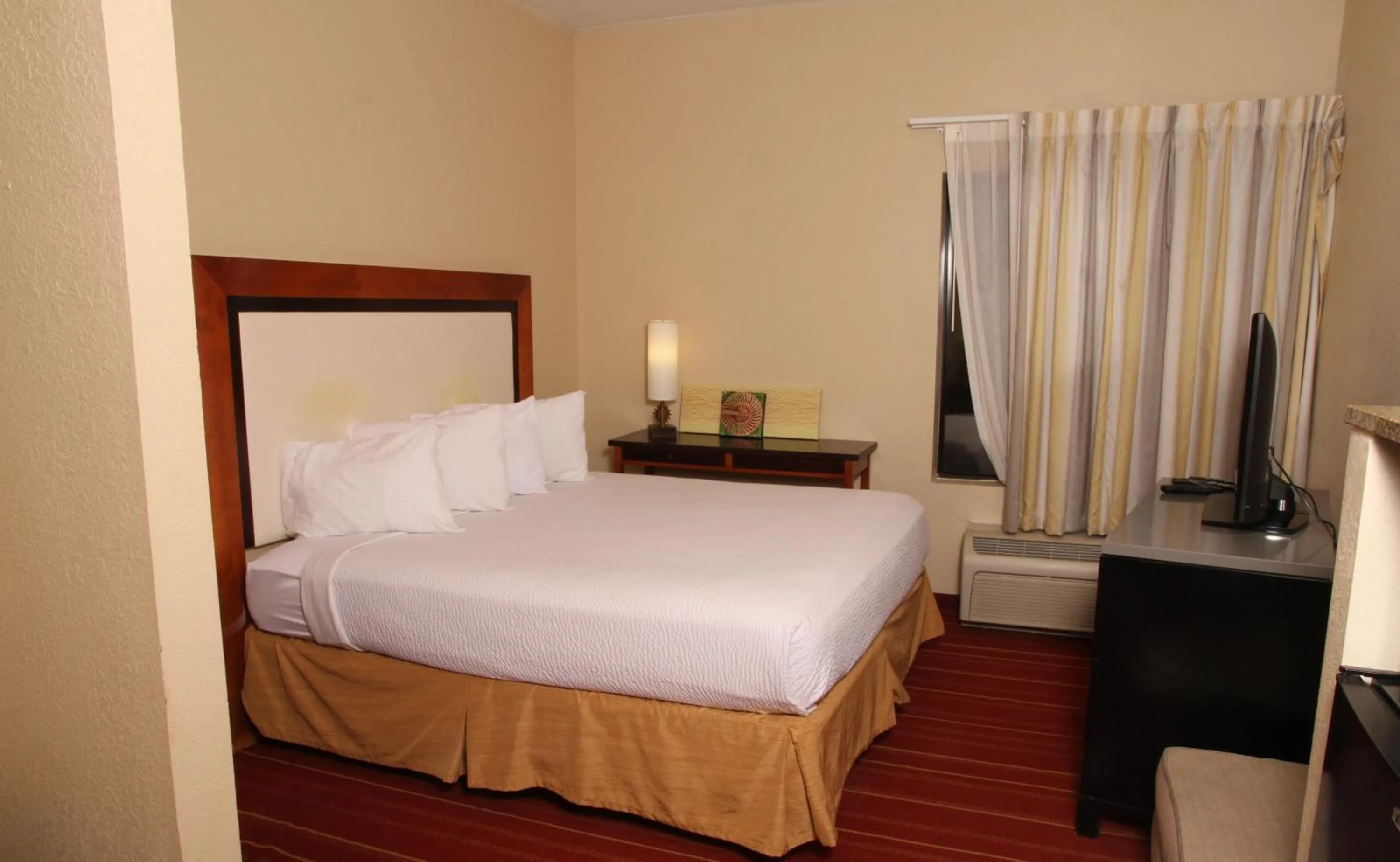 View (from property/room), Bed in Days Inn by Wyndham Semmes Mobile