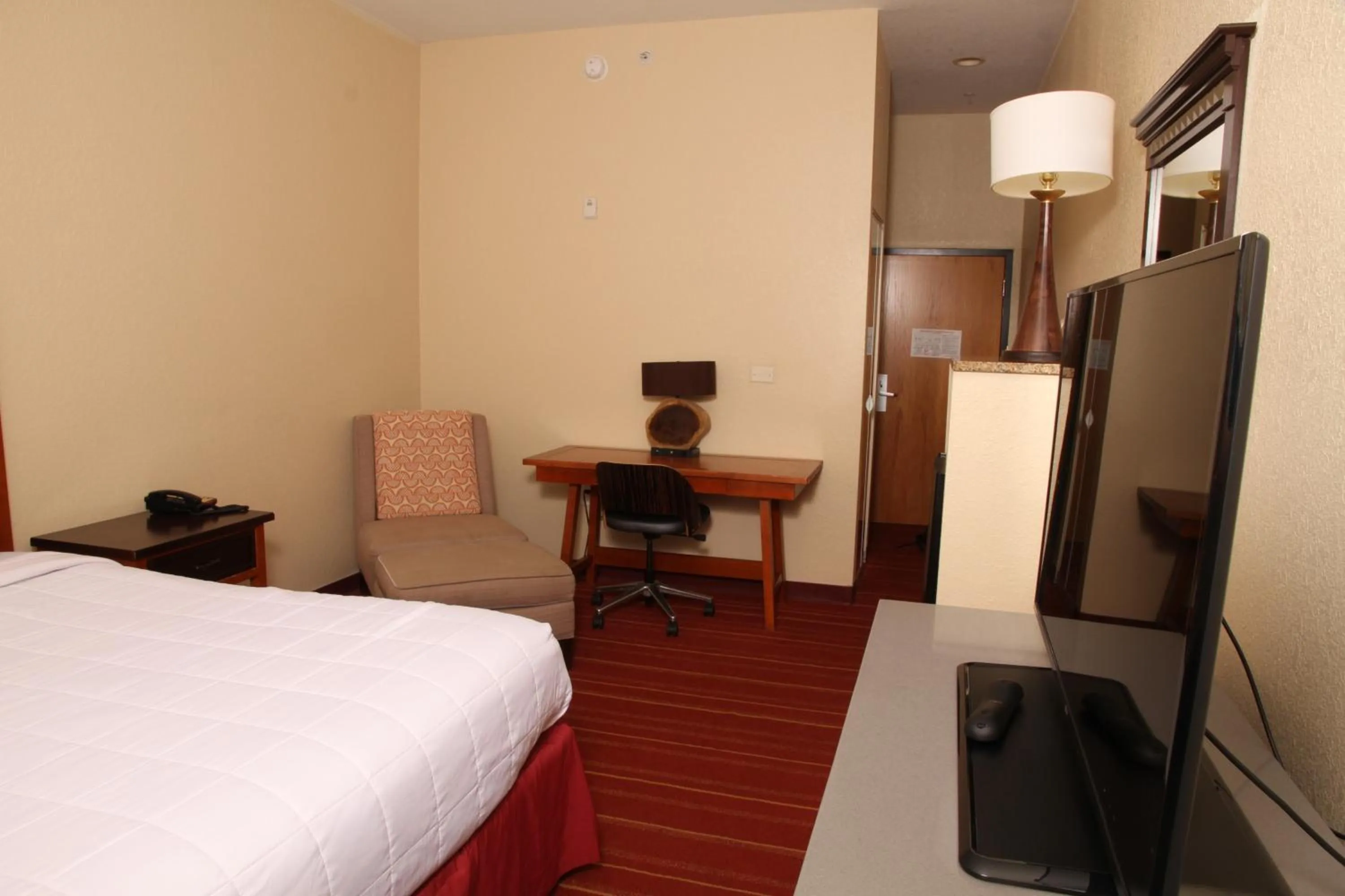 View (from property/room), Bed in Days Inn by Wyndham Semmes Mobile