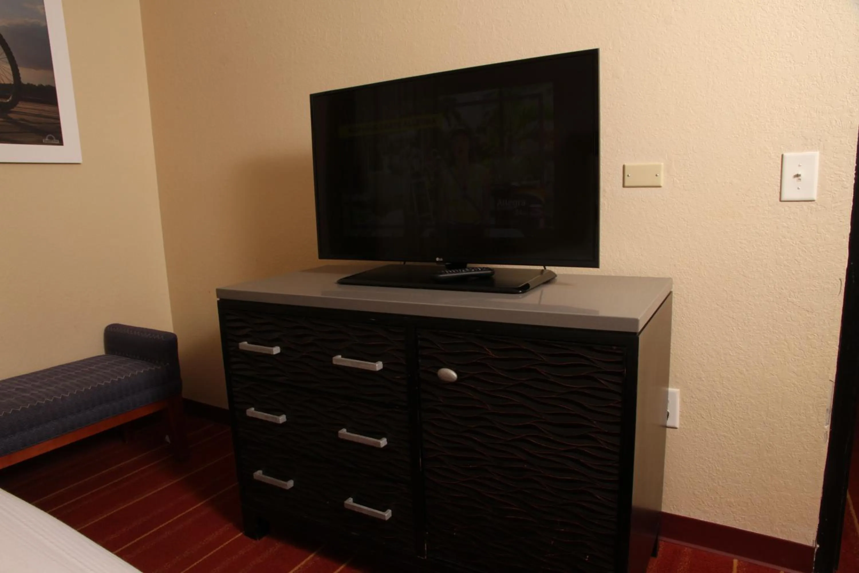 TV and multimedia in Days Inn by Wyndham Semmes Mobile