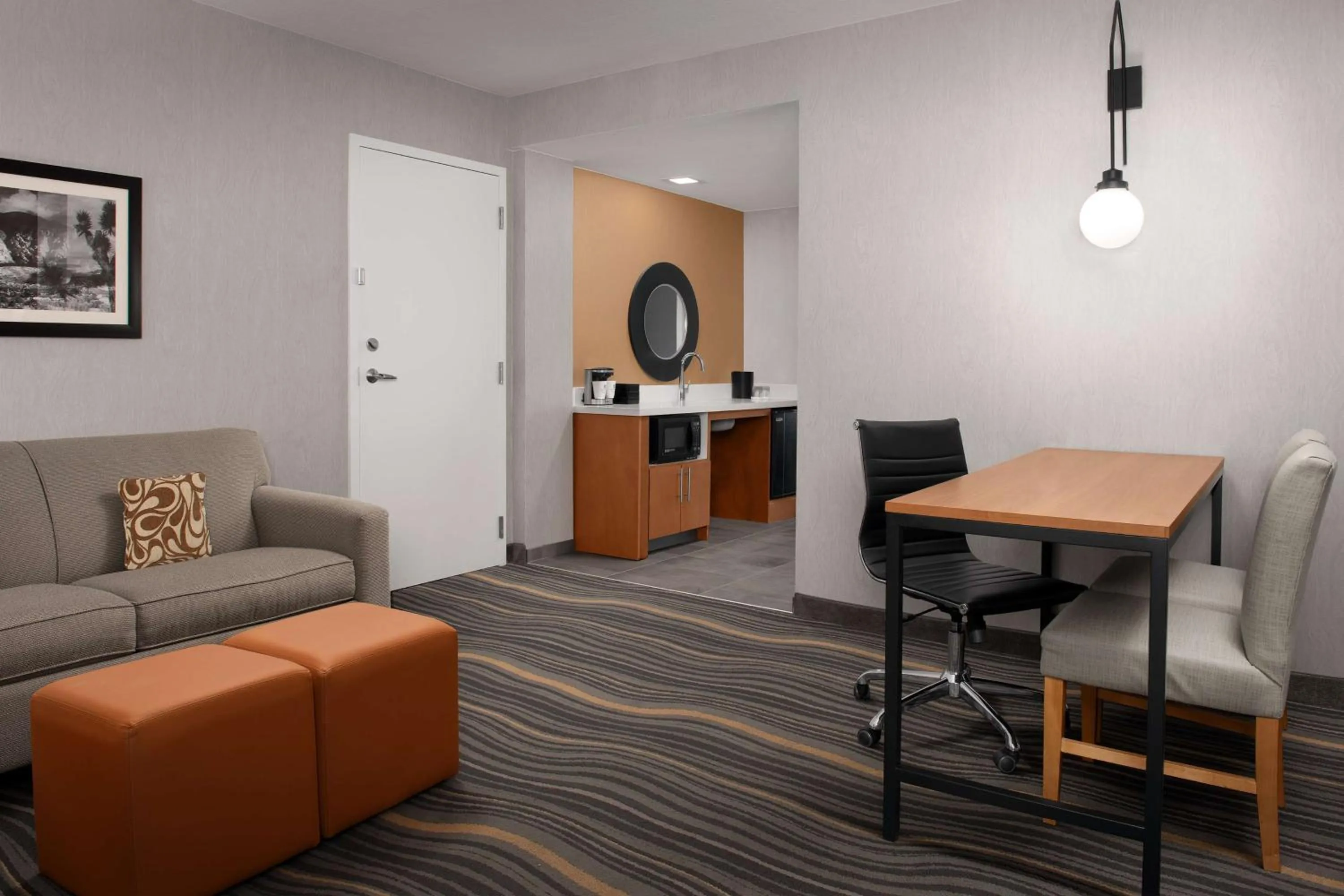 Living room in Embassy Suites La Quinta Hotel & Spa