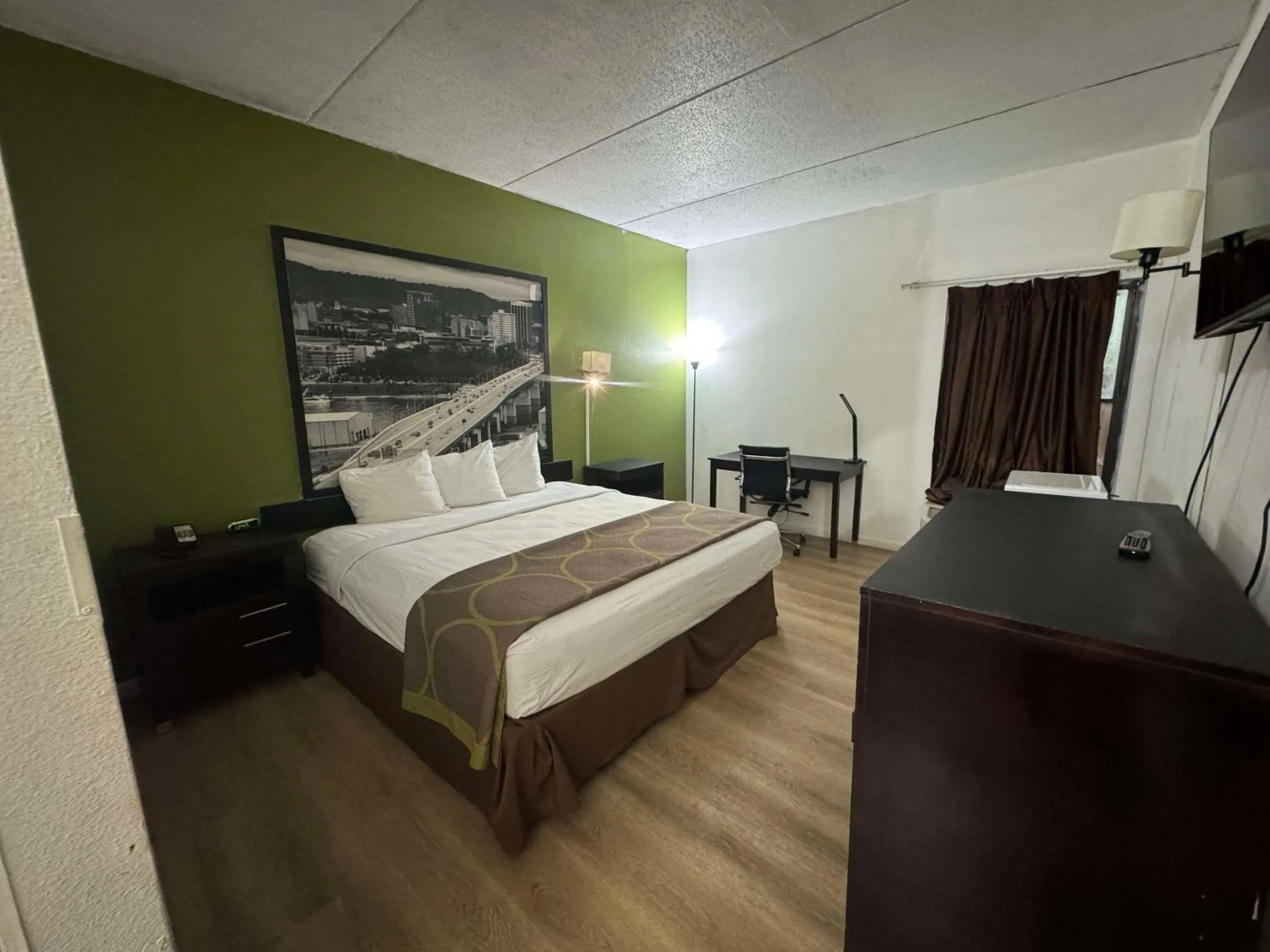 Bedroom, Bed in Rodeway Inn Chattanooga Hamilton Place