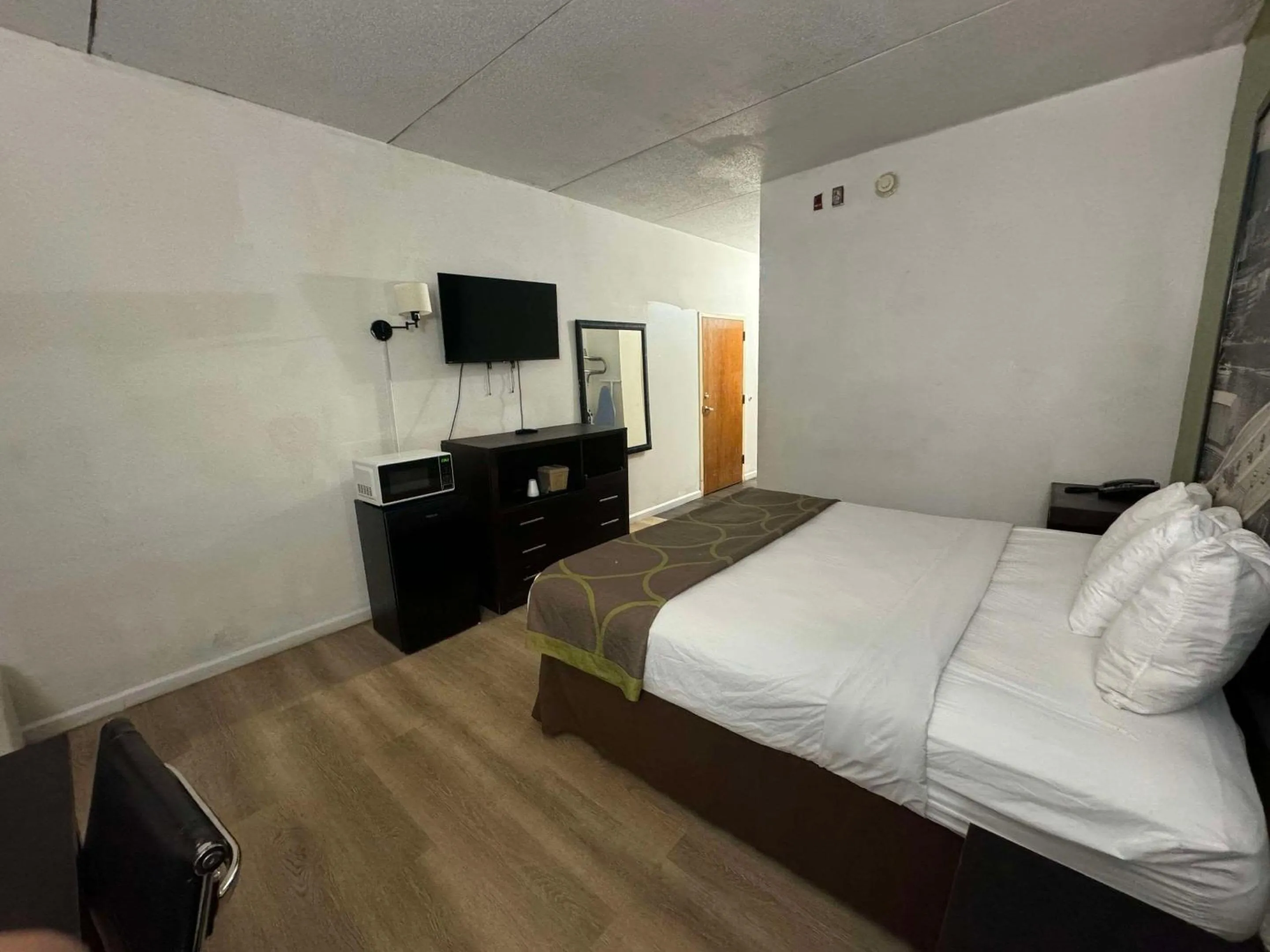 Bedroom, Bed in Rodeway Inn Chattanooga Hamilton Place