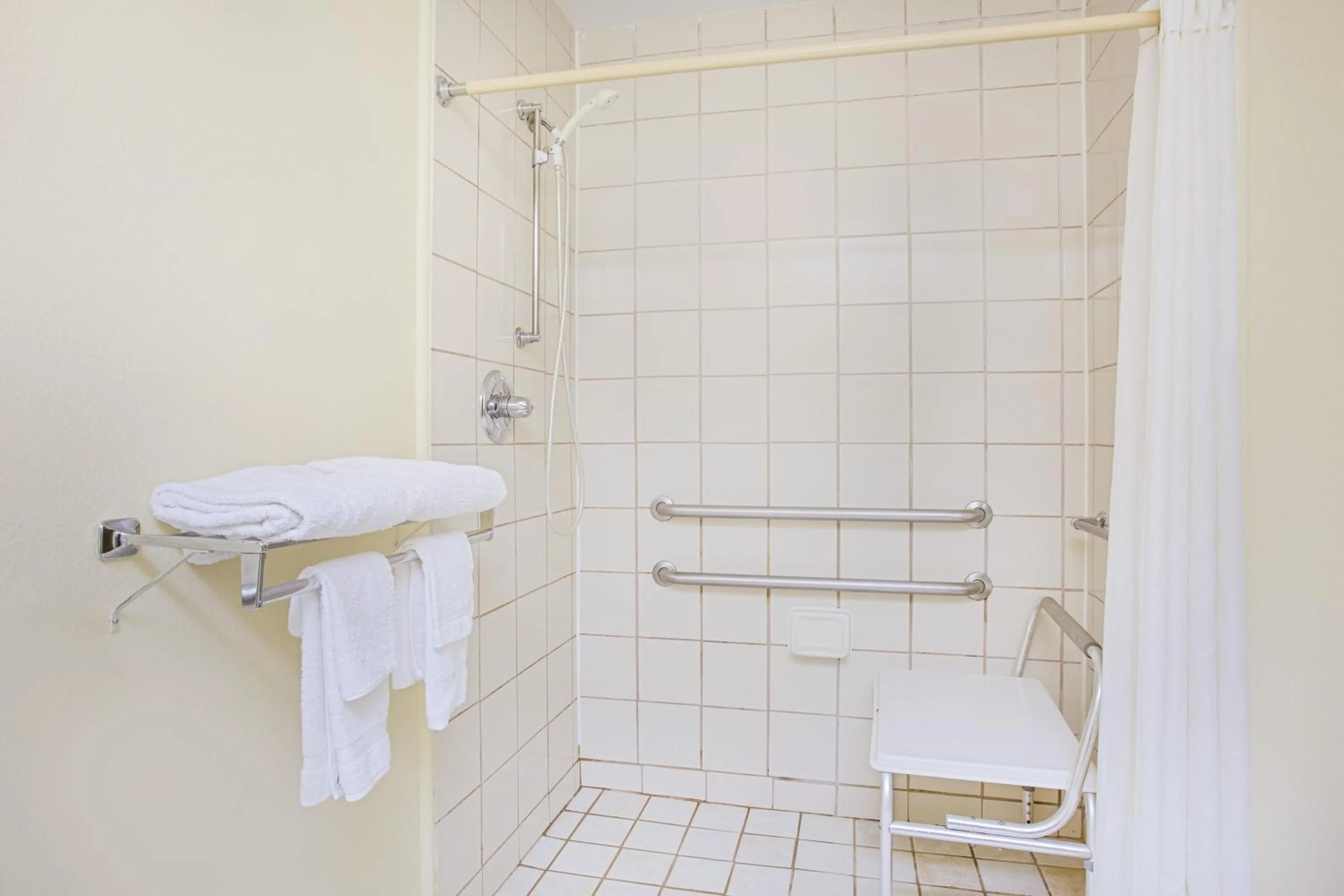 Bathroom in Rodeway Inn Chattanooga Hamilton Place