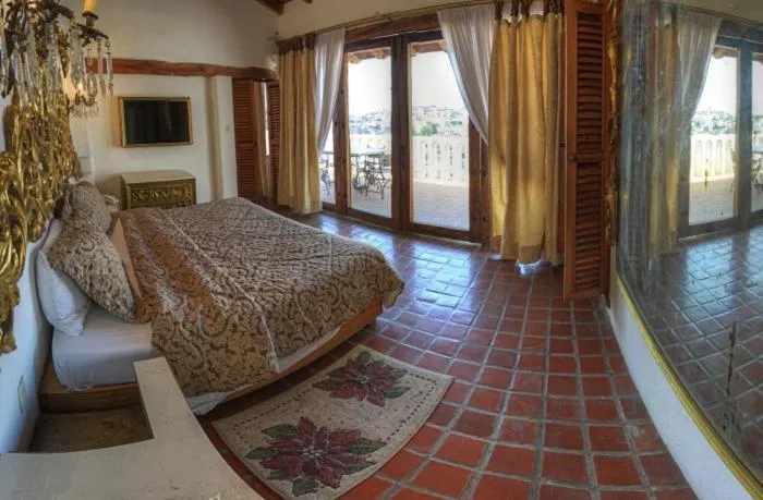 Bed in Posada de la Mision, Hotel Museo y Jardin