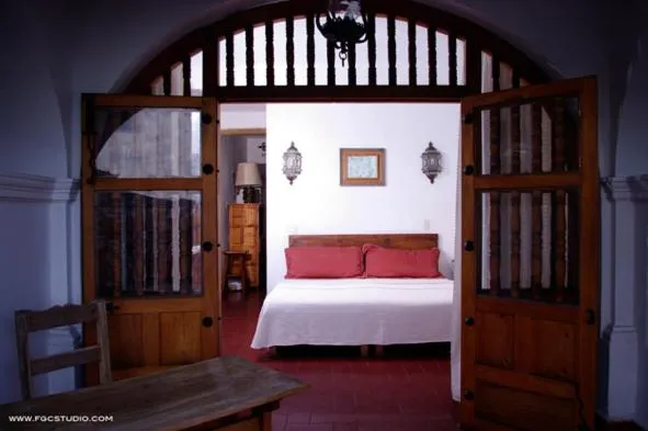 Bed in Posada de la Mision, Hotel Museo y Jardin