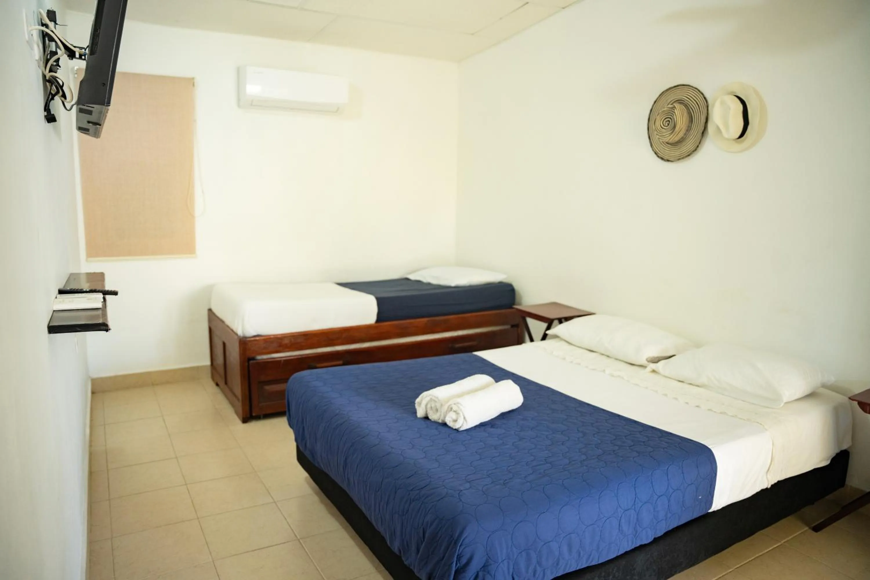 Photo of the whole room, Bed in Hostal del Mar - Tolu