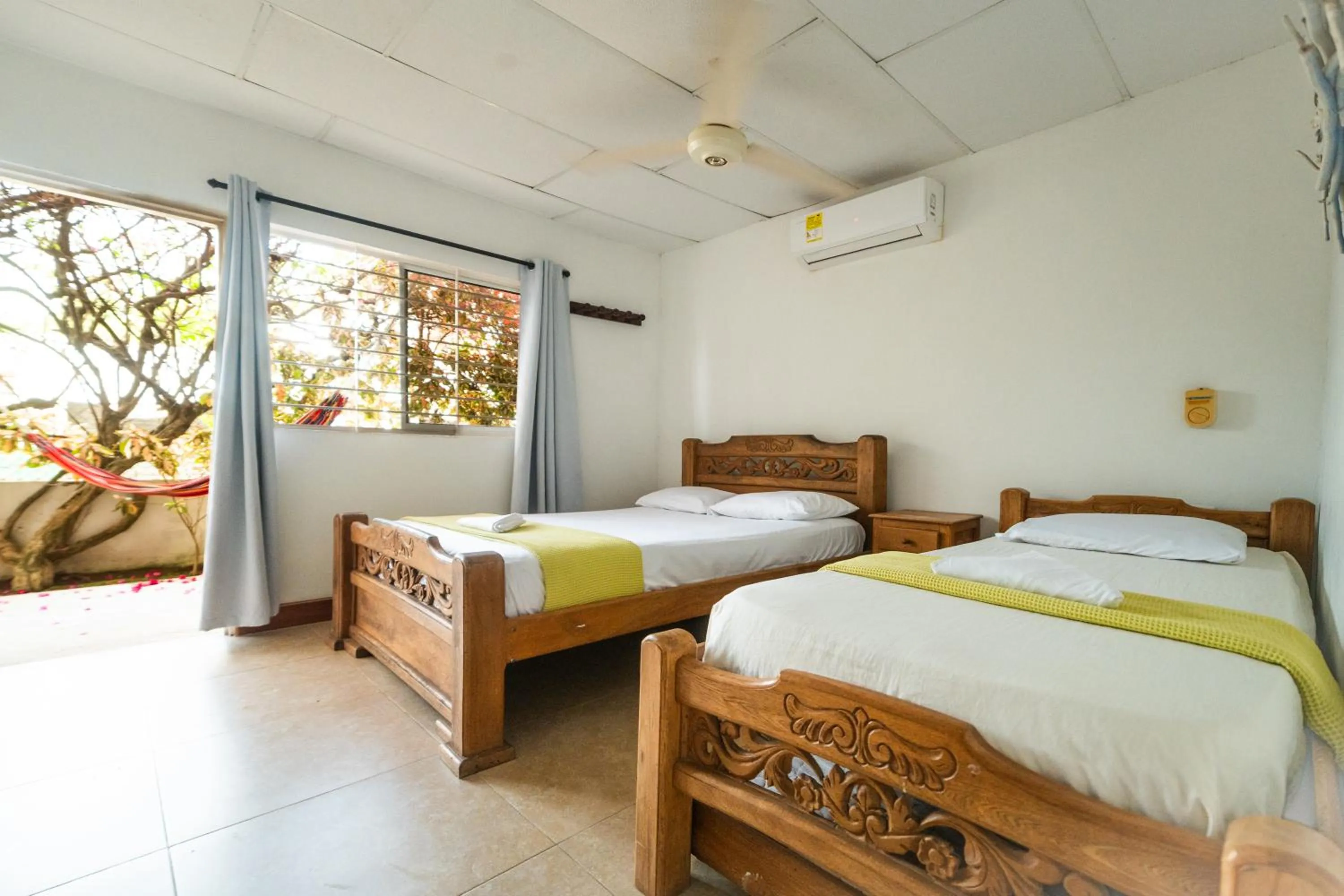 Double or Twin Room with Private Bathroom - single occupancy in Hostal del Mar - Tolu