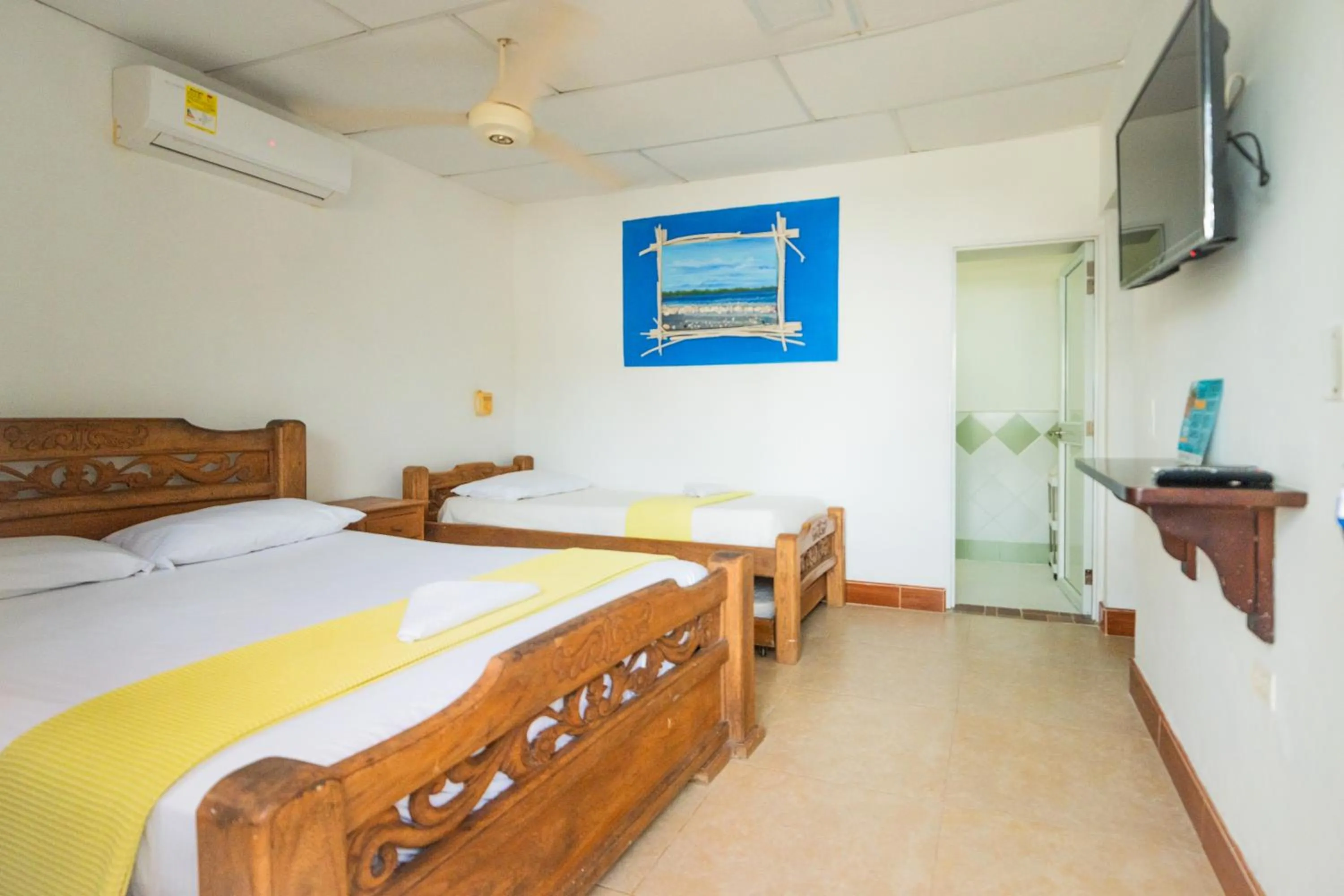 Photo of the whole room, Bed in Hostal del Mar - Tolu