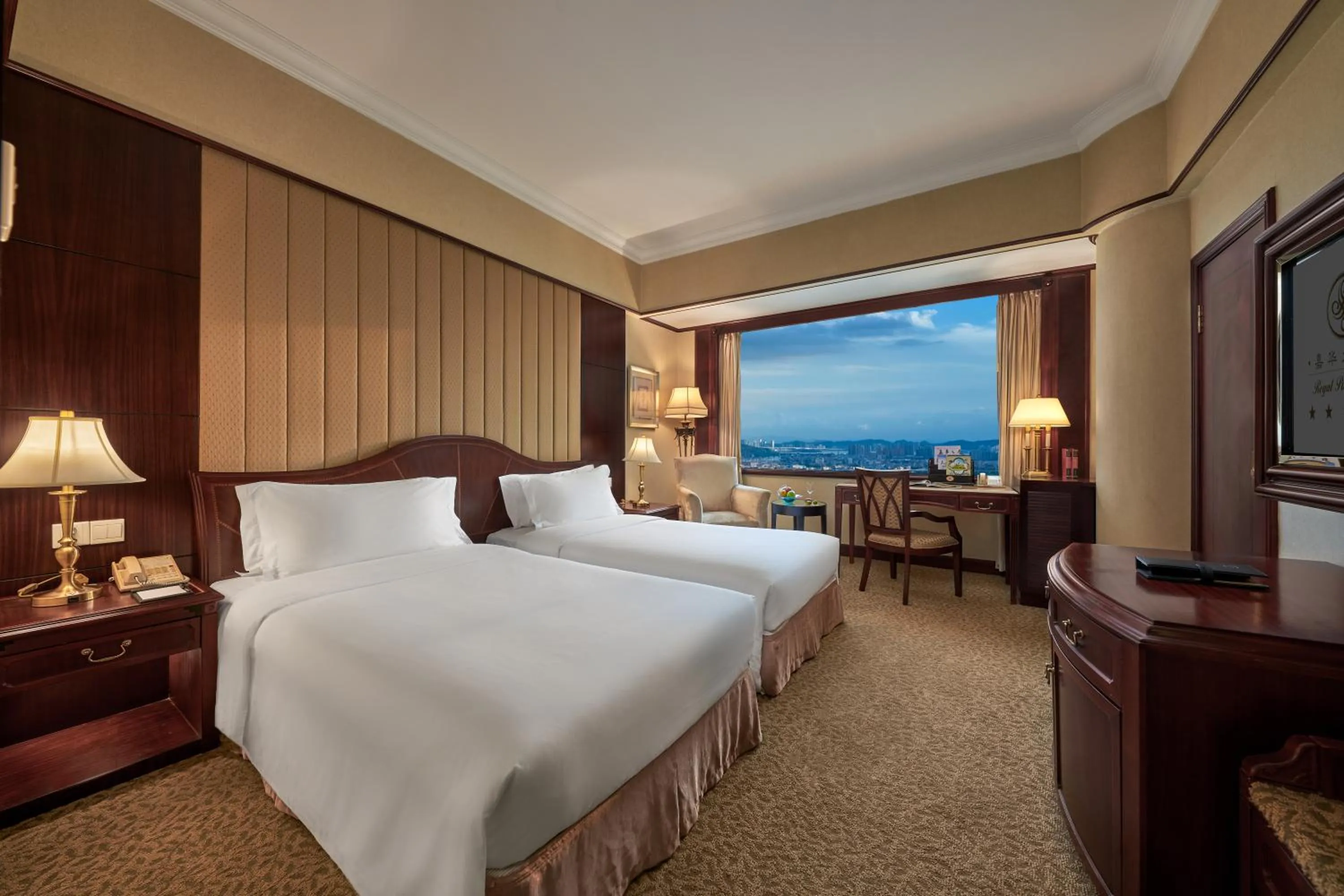 Bedroom, Bed in Regal Palace Hotel